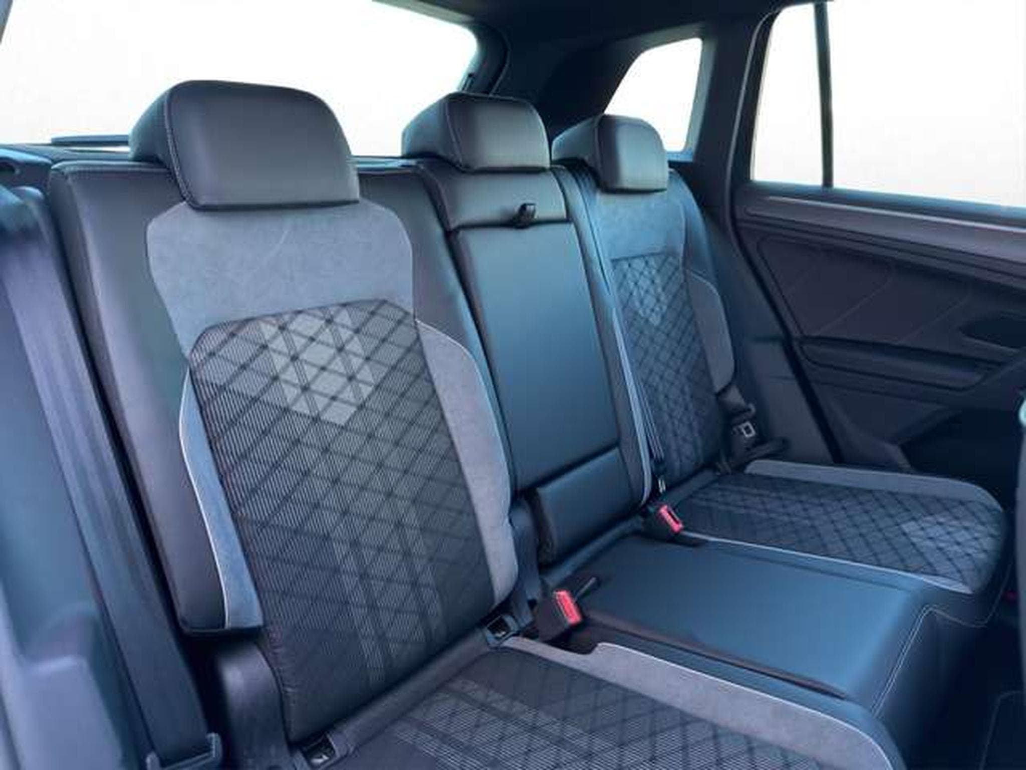 VW Tiguan R-Line 4Motion/Pano/Matrix/AHK/Side-Assis (2023) - Photo 19