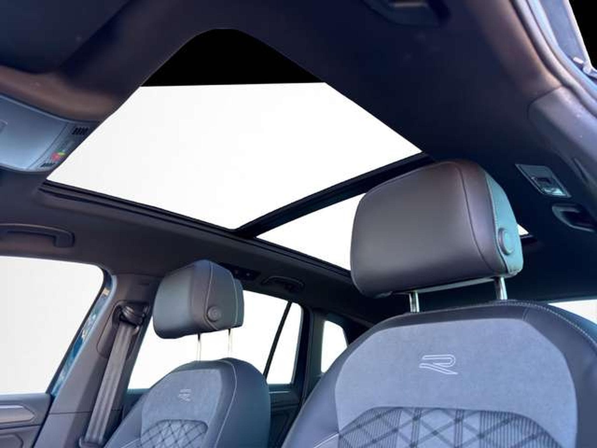 VW Tiguan R-Line 4Motion/Pano/Matrix/AHK/Side-Assis (2023) - Photo 22