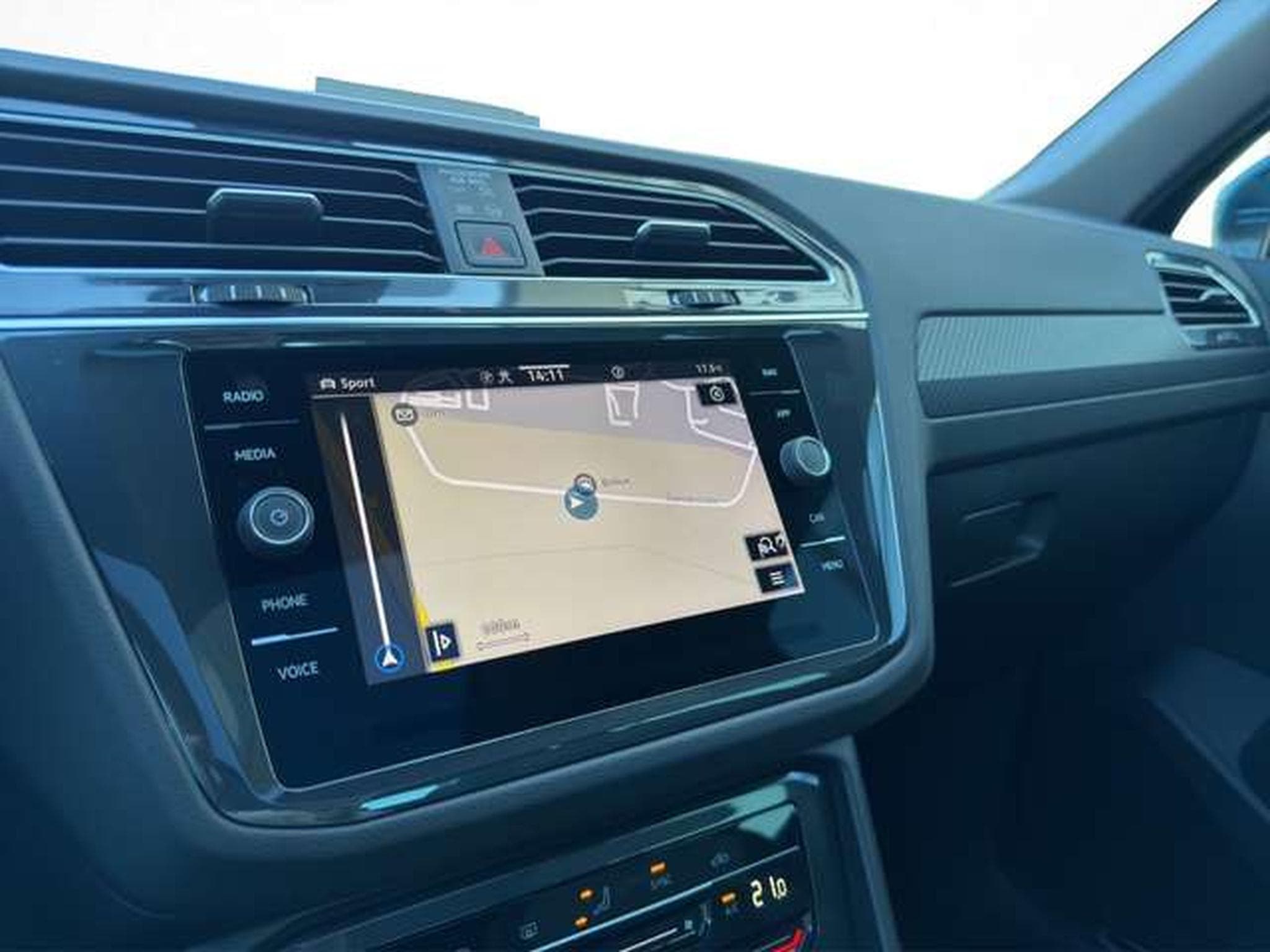 VW Tiguan R-Line 4Motion/Pano/Matrix/AHK/Side-Assis (2023) - Photo 23