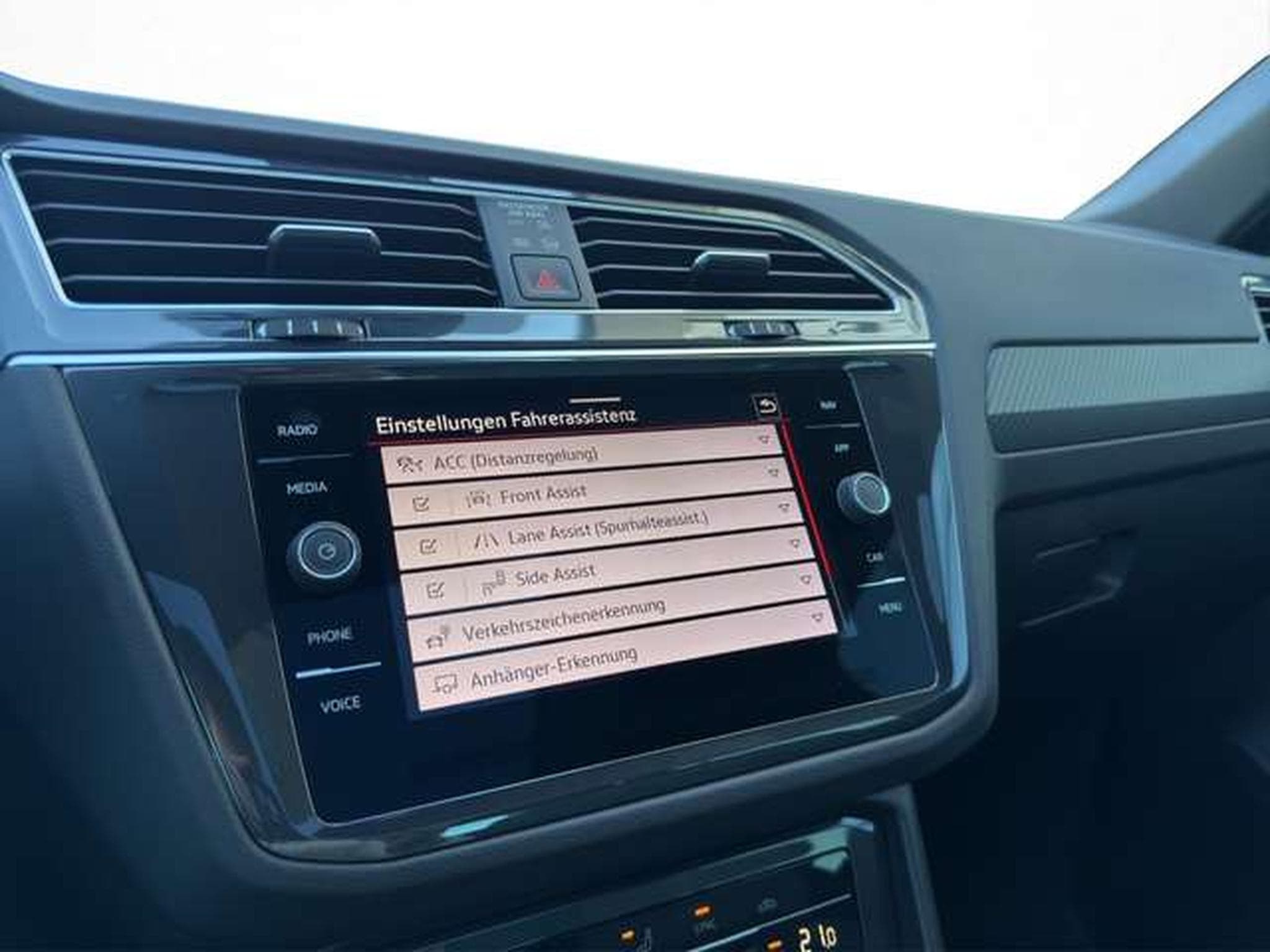 VW Tiguan R-Line 4Motion/Pano/Matrix/AHK/Side-Assis (2023) - Photo 24