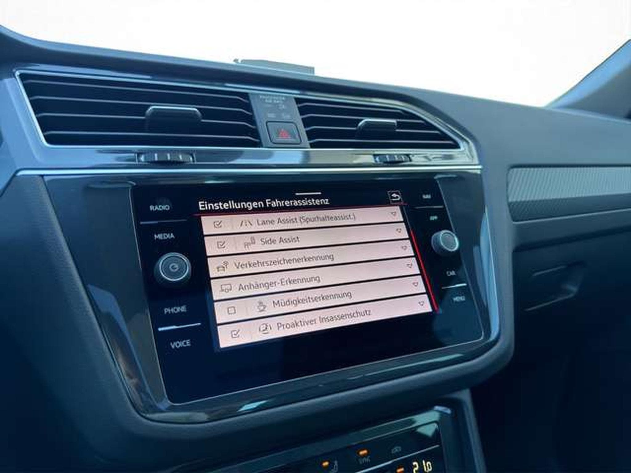 VW Tiguan R-Line 4Motion/Pano/Matrix/AHK/Side-Assis (2023) - Photo 25