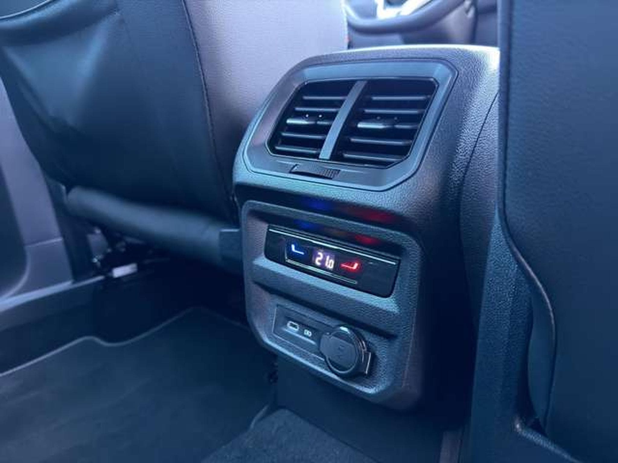 VW Tiguan R-Line 4Motion/Pano/Matrix/AHK/Side-Assis (2023) - Photo 28