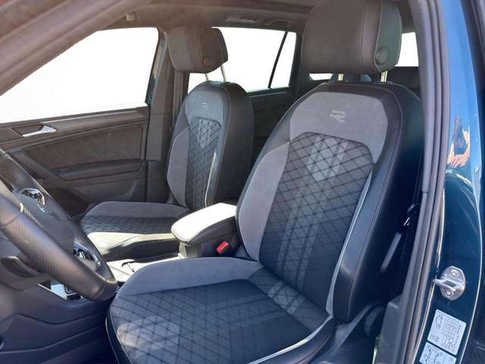 VW Tiguan R-Line 4Motion/Pano/Matrix/AHK/Side-Assis (2023) - Photo 9