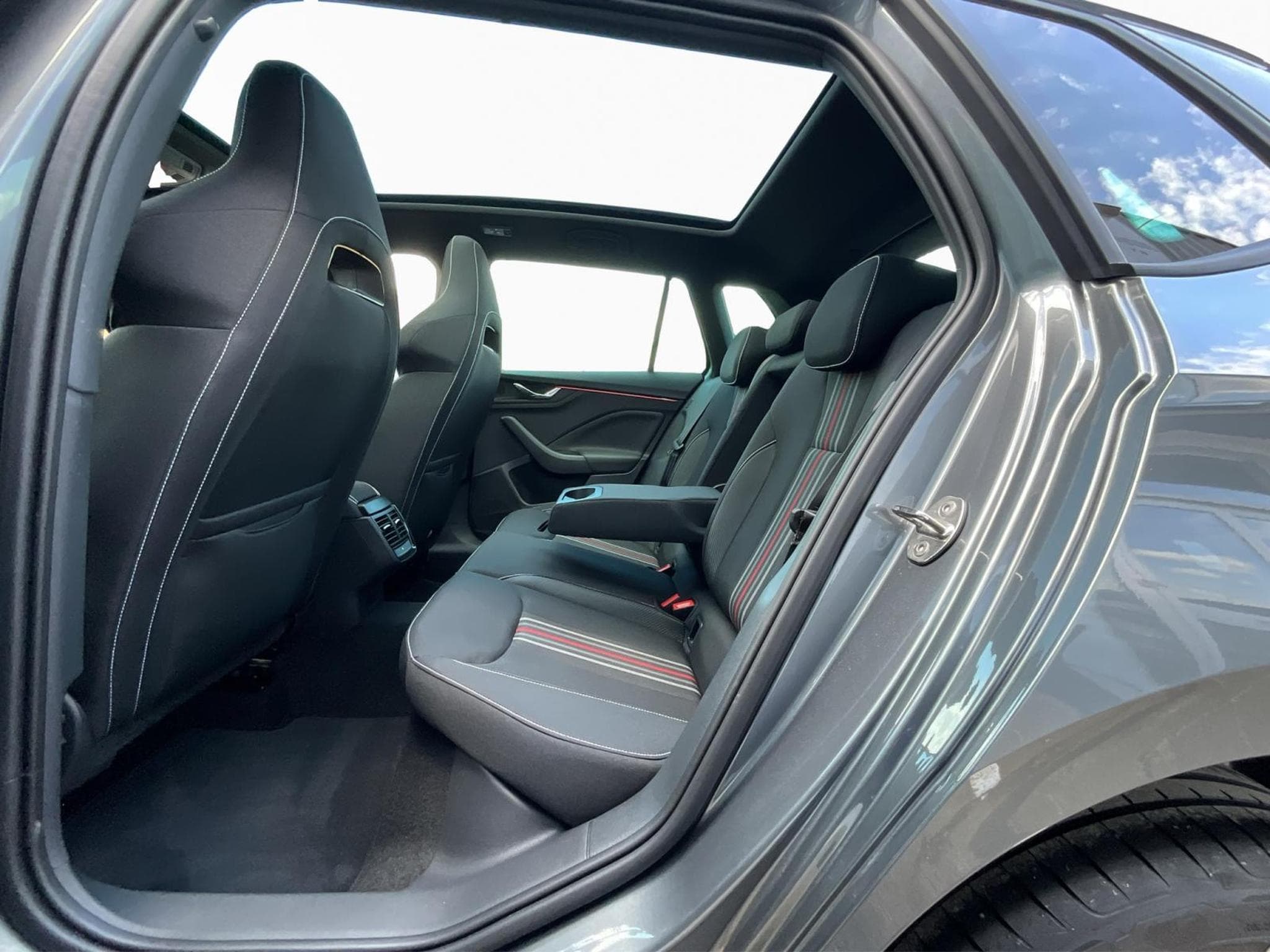 Skoda Kamiq Monte-Carlo+DSG+Led+Pano (2025) - Foto 16