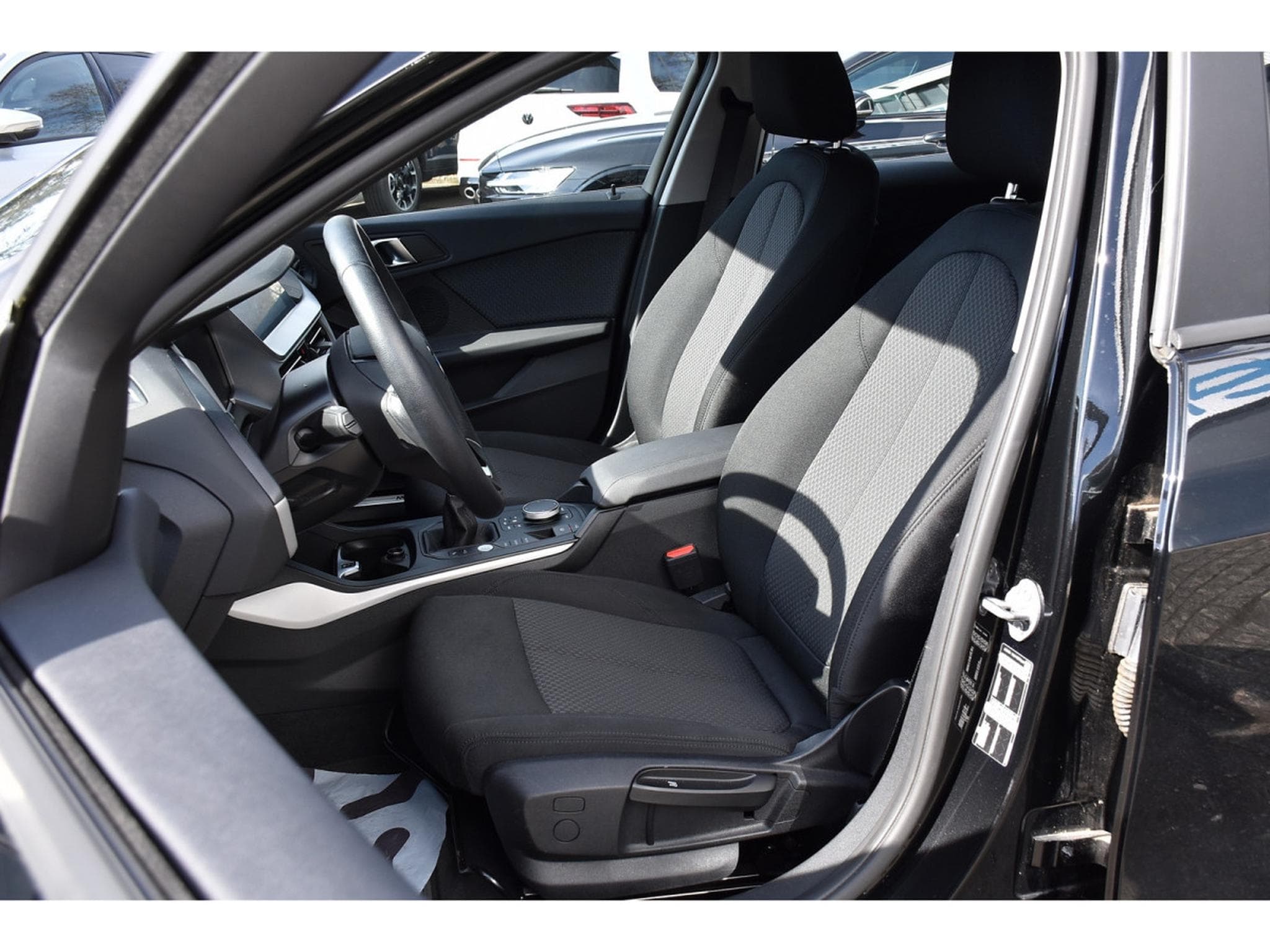 BMW 118 i CLIMA REGUL LANE LED PDC 1° MAIN (2022) - Foto 6