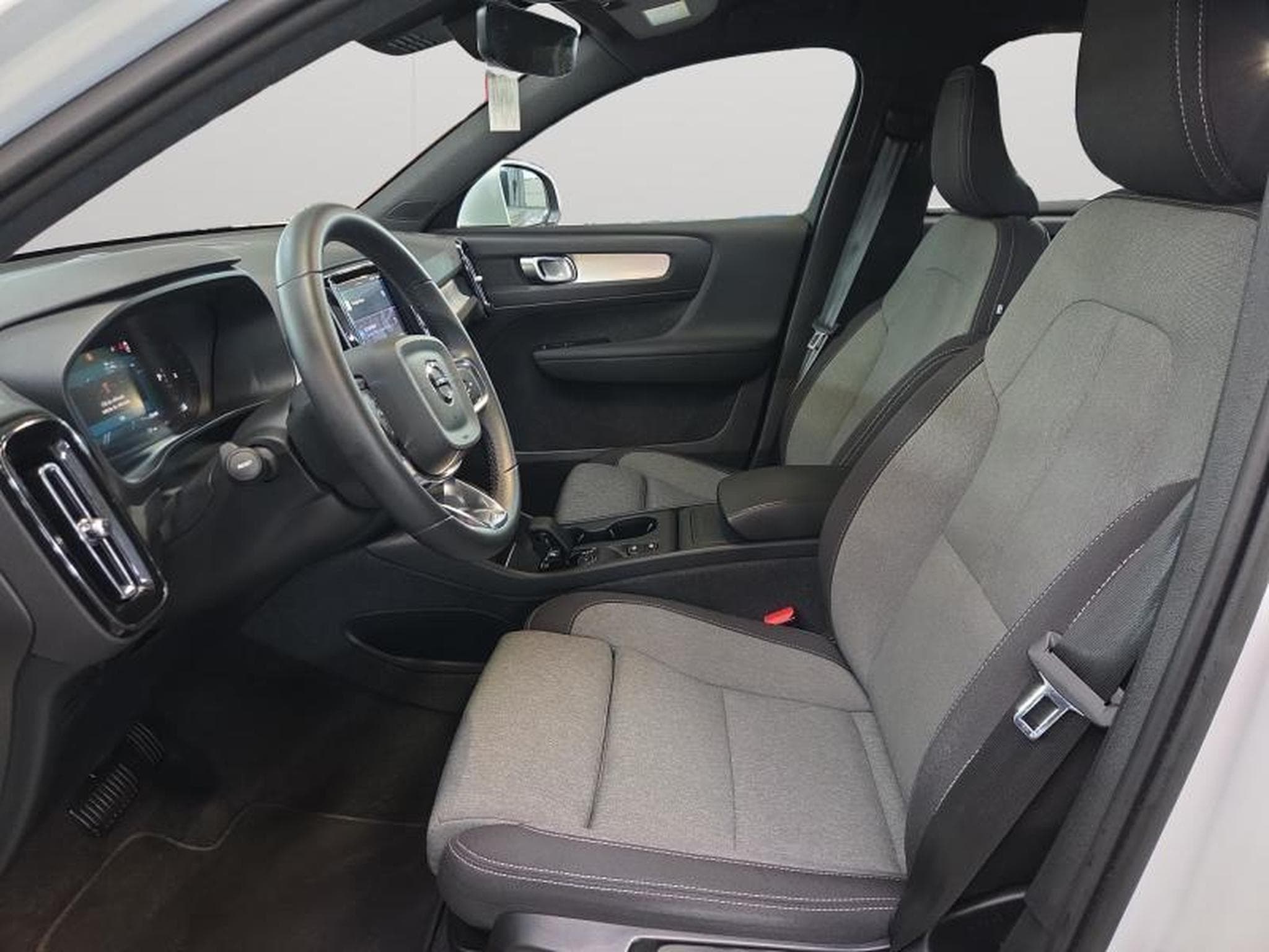 Volvo XC40 B3 Core /  Essence (2023) - Foto 10