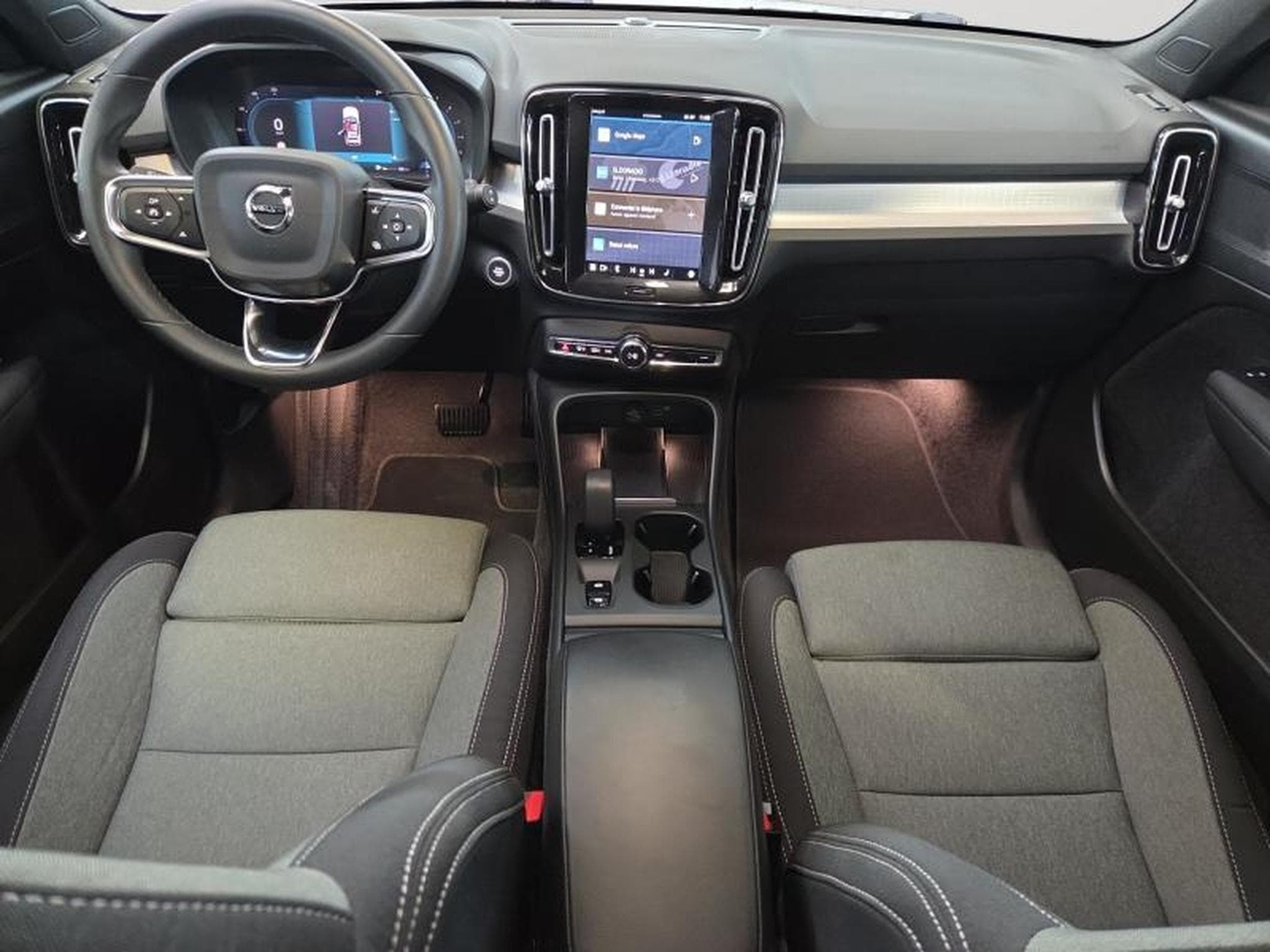 Volvo XC40 B3 Core /  Essence (2023) - Foto 3