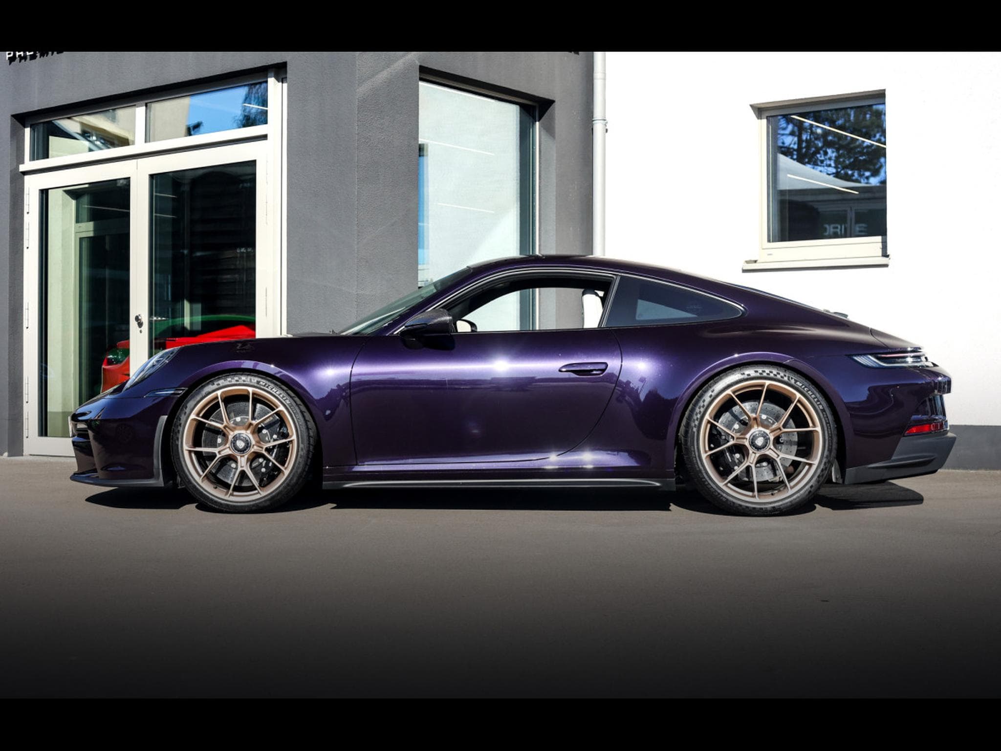 Porsche 911 (992.1) GT3 TOURING PDK – SONDERWUNSCH - VIOLA METALLIC PTS (2022) - Photo 2