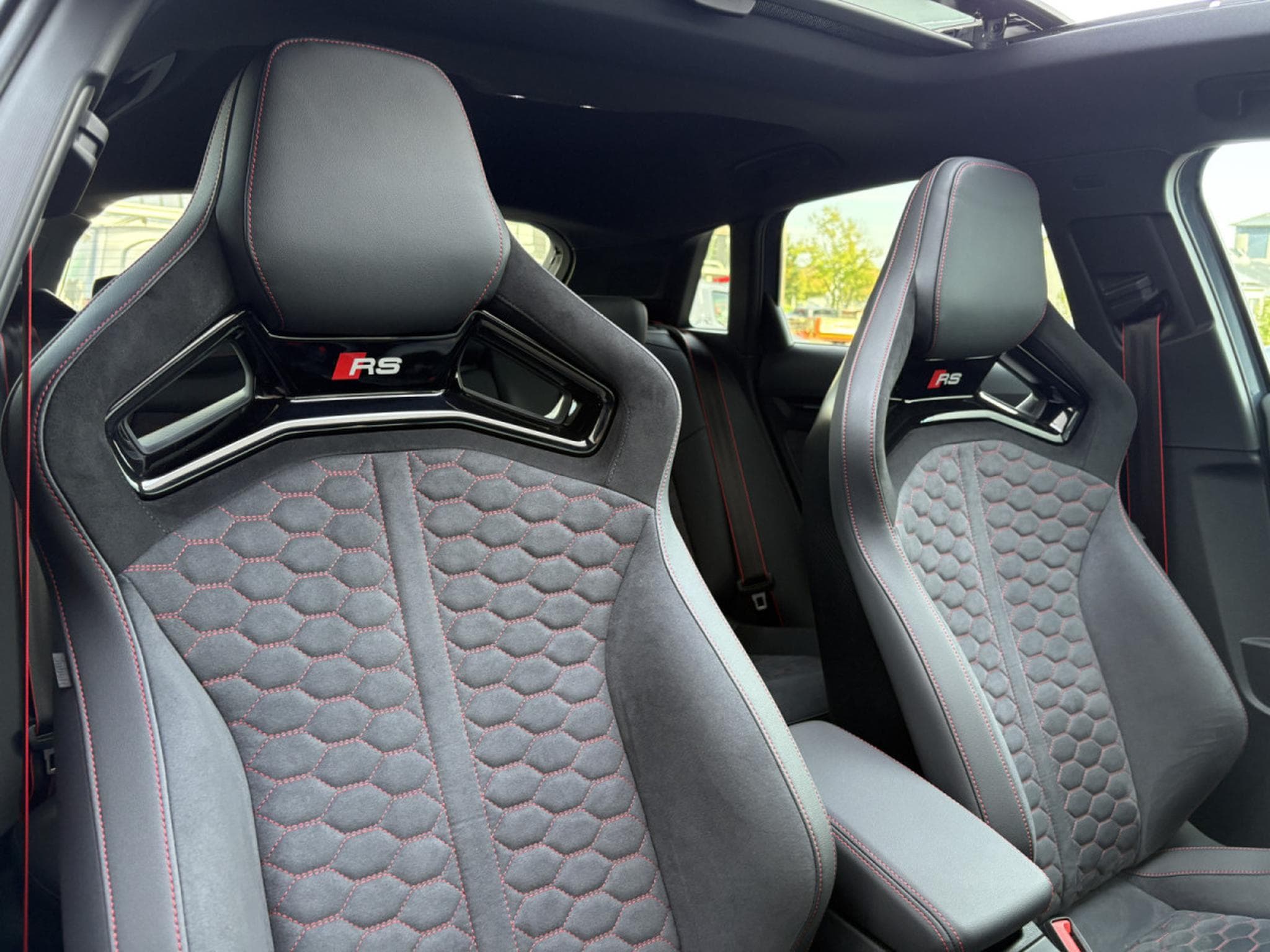 Audi RS3 Sportback 2.5 TFSI quattro/Pano/19//360°/SONO/MATRIX (2026) - Photo 3