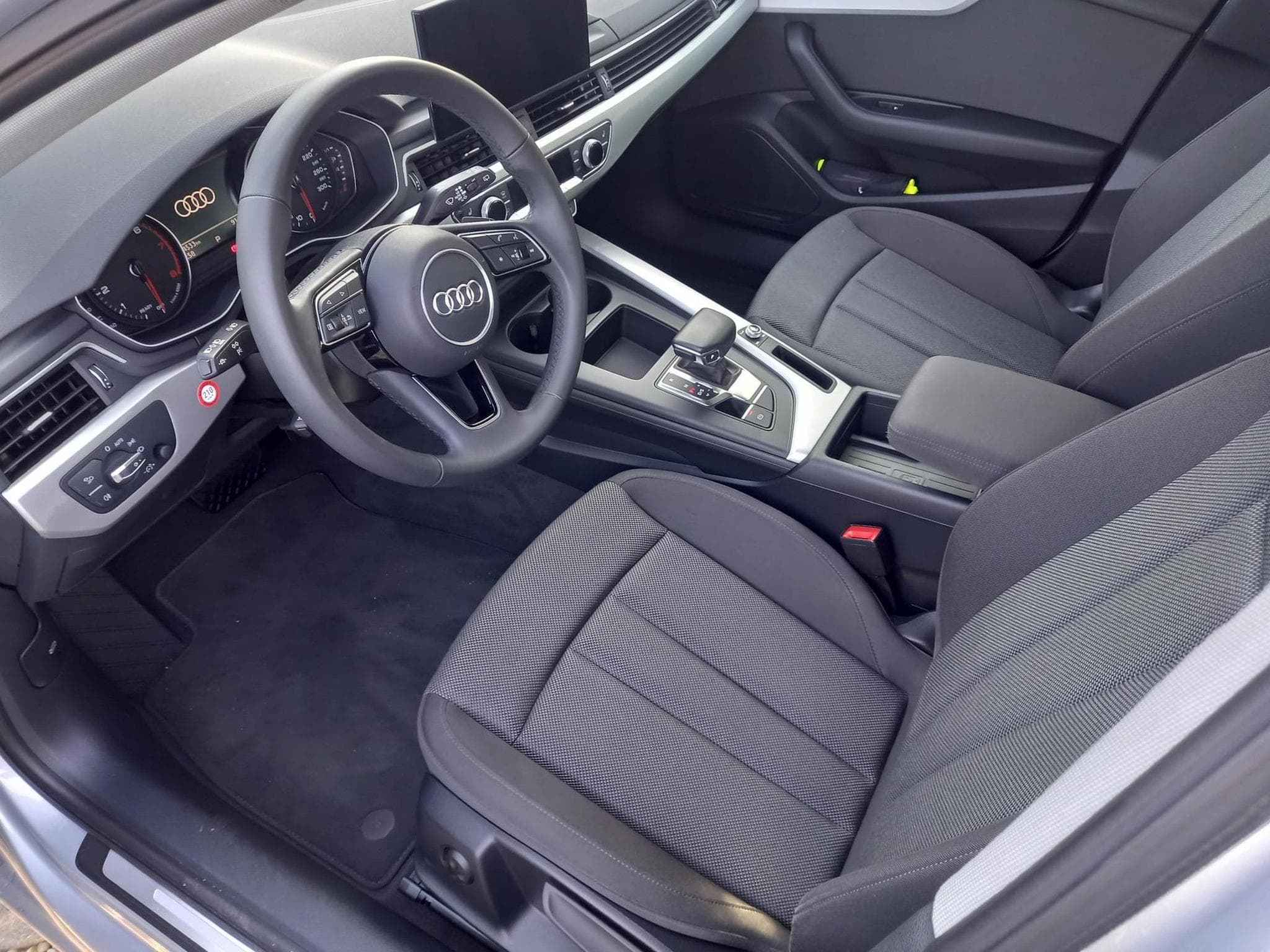 Audi A4 Avant 35 TFSI (2024) - Photo 2