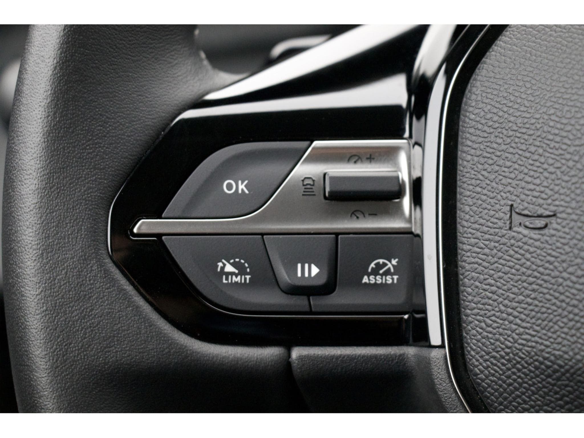 Peugeot 308 1.5 BlueHDi 130 EAT8 Allure ACC 360° Navi LED PDC (2024) - Photo 13