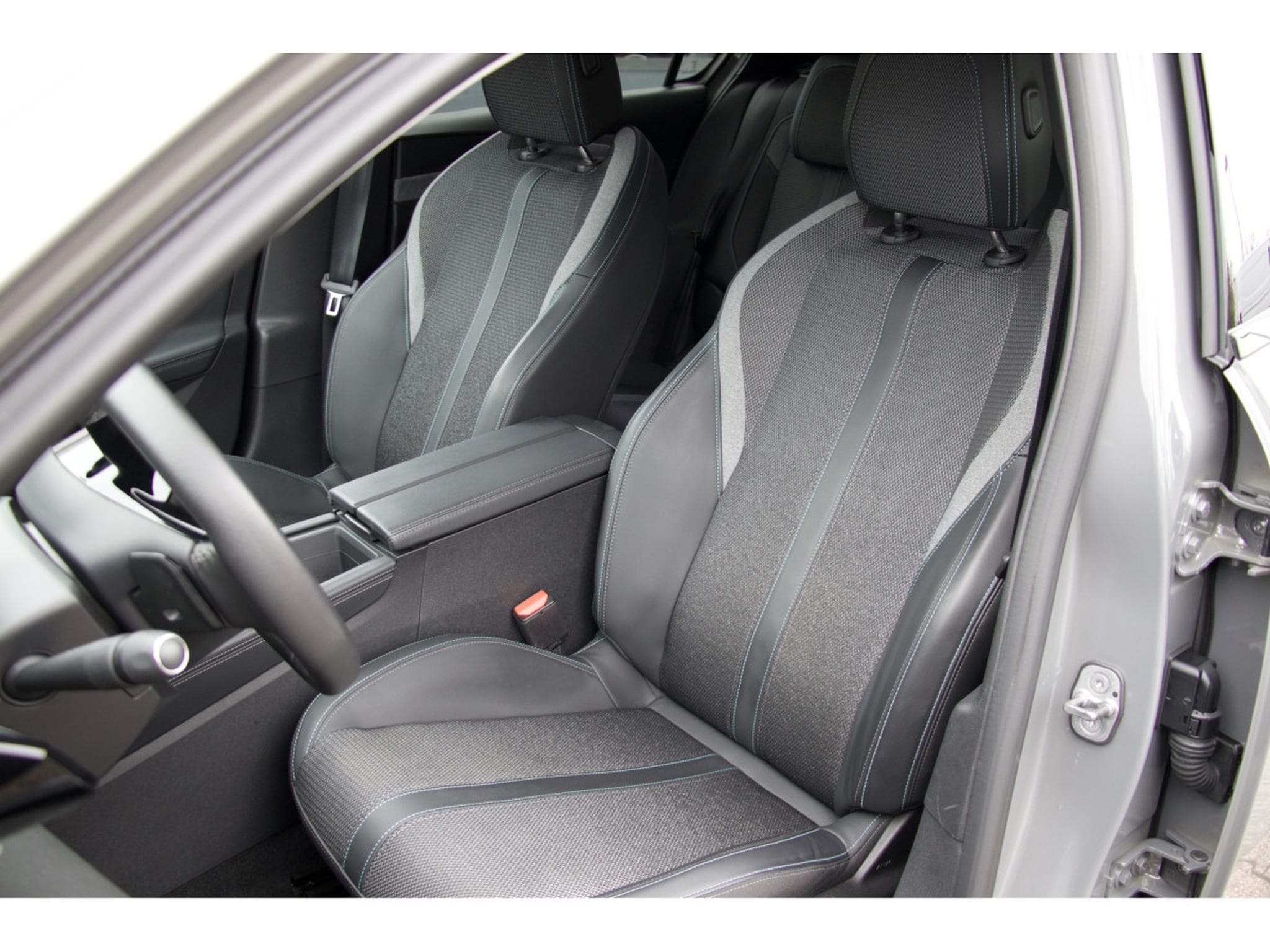 Peugeot 308 1.5 BlueHDi 130 EAT8 Allure ACC 360° Navi LED PDC (2024) - Photo 6