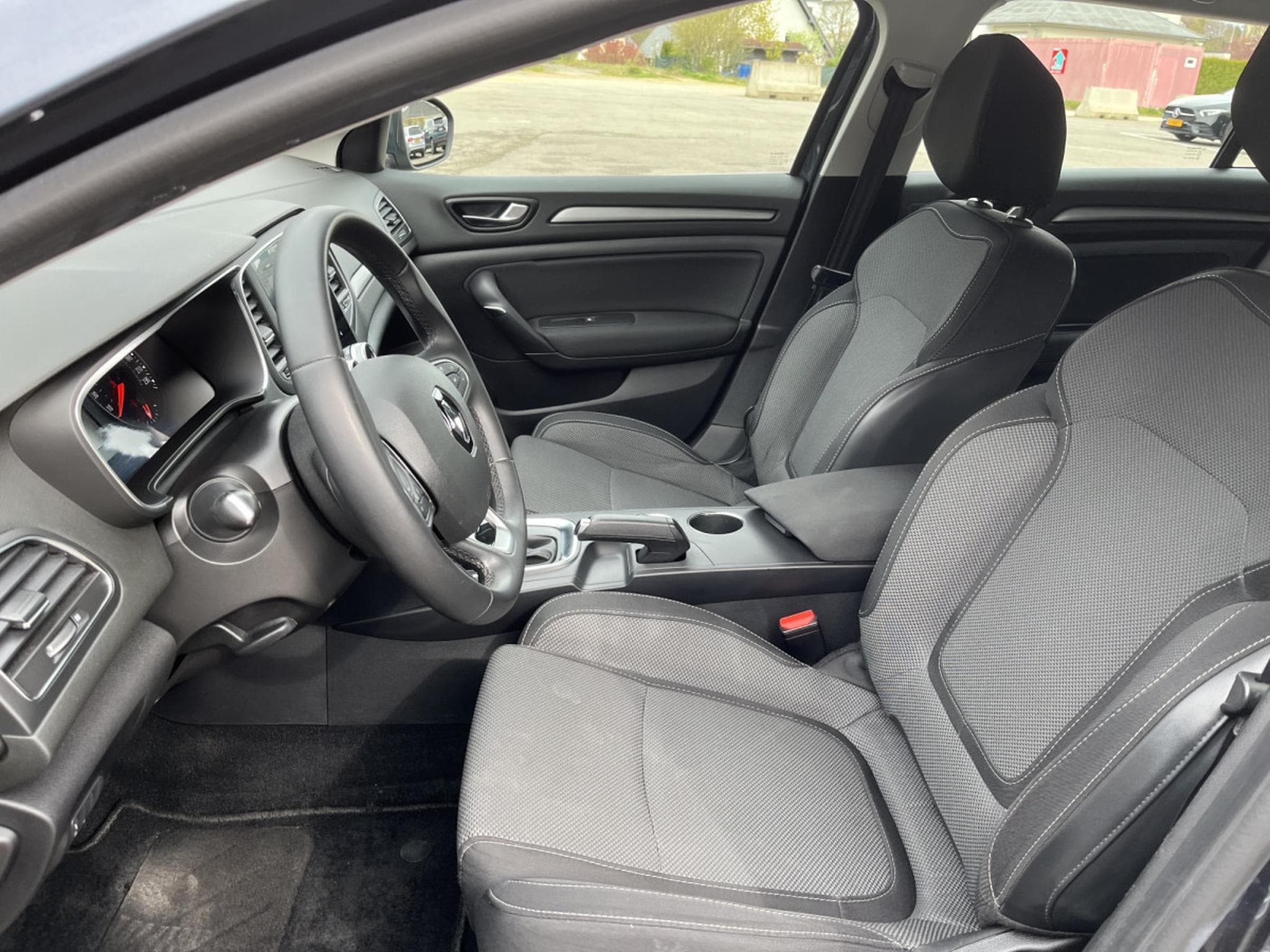 Renault Megane 1.5 Blue dCi Equilibre Automatique (2023) - Photo 10