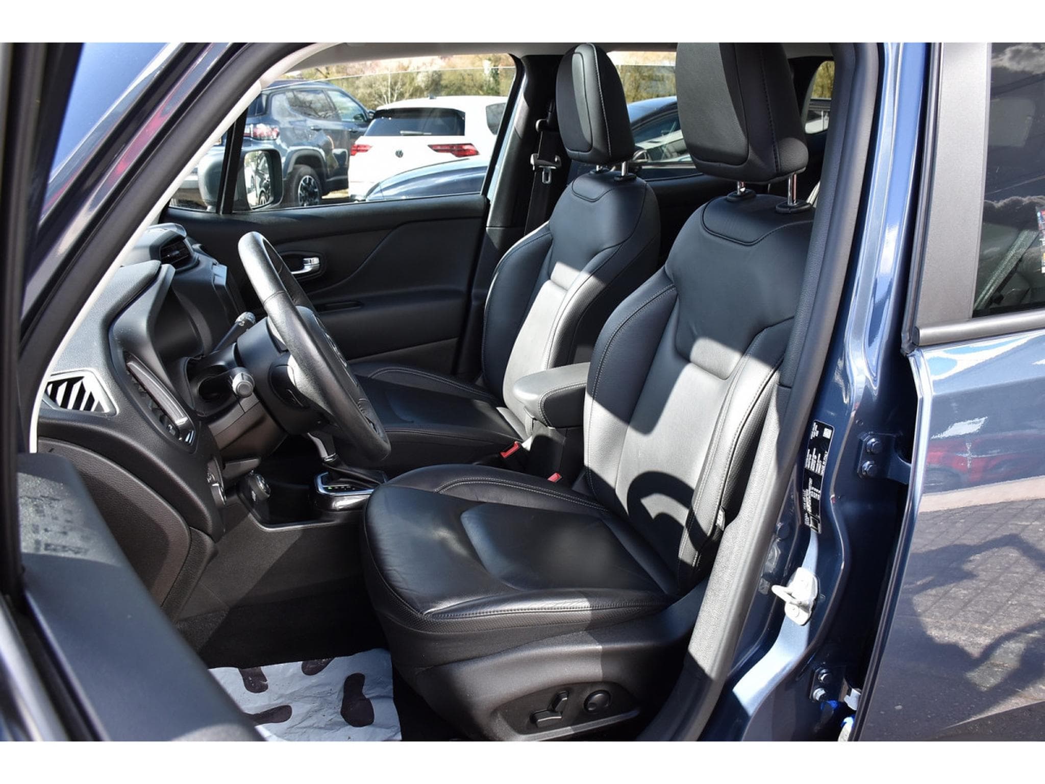 Jeep Renegade 4Xe 1.3 T4 PHEV AWD S CUIR PANO ACC LANE SIDE GPS CAM (2022) - Foto 6