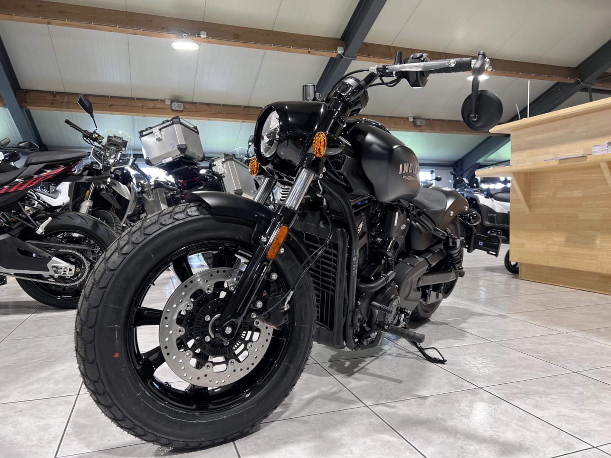 Indian Scout Bobber Ltd + Tech Black Smoke (2026) - Foto 2