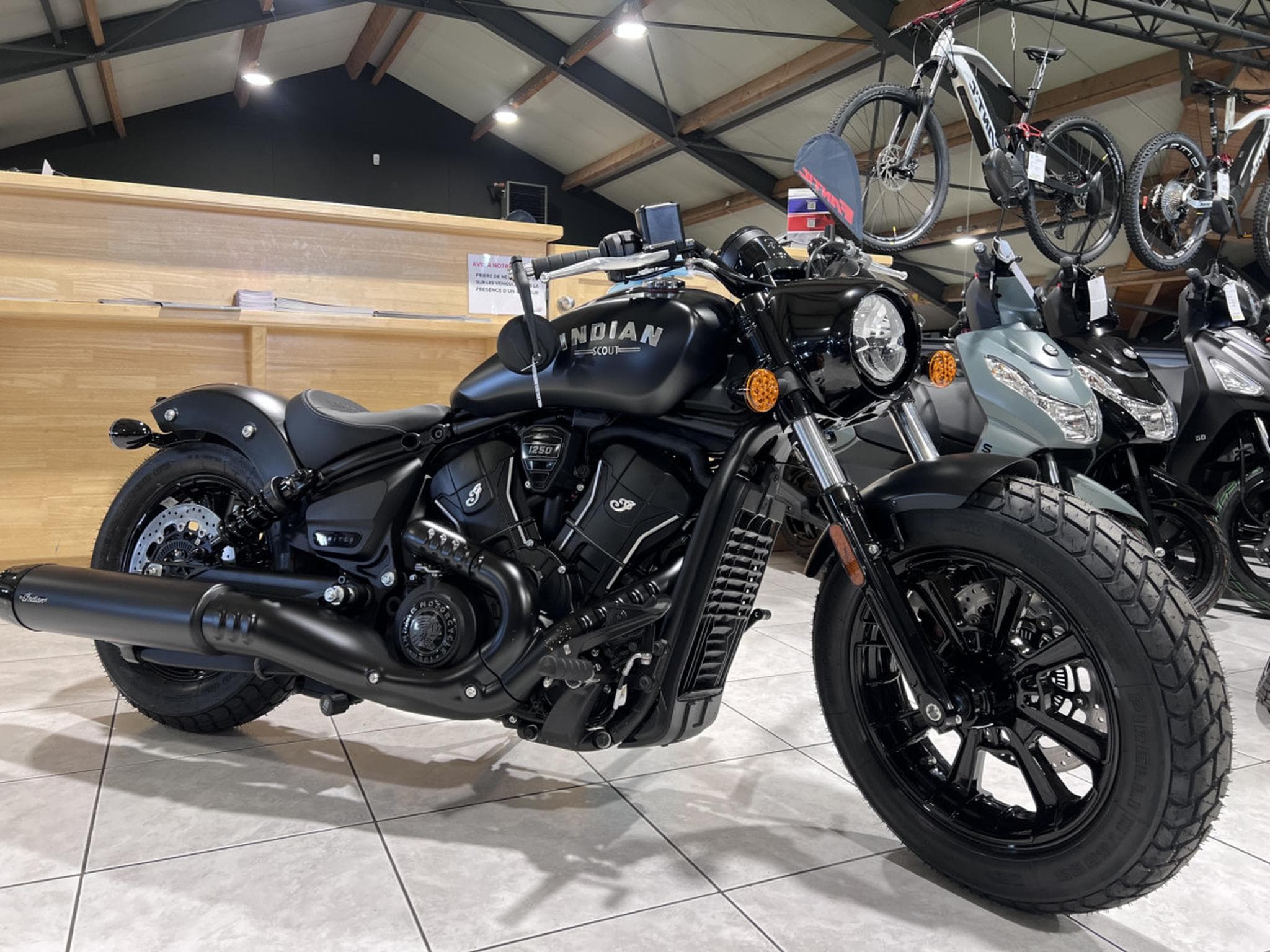 Indian Scout Bobber Ltd + Tech Black Smoke (2026) - Foto 7