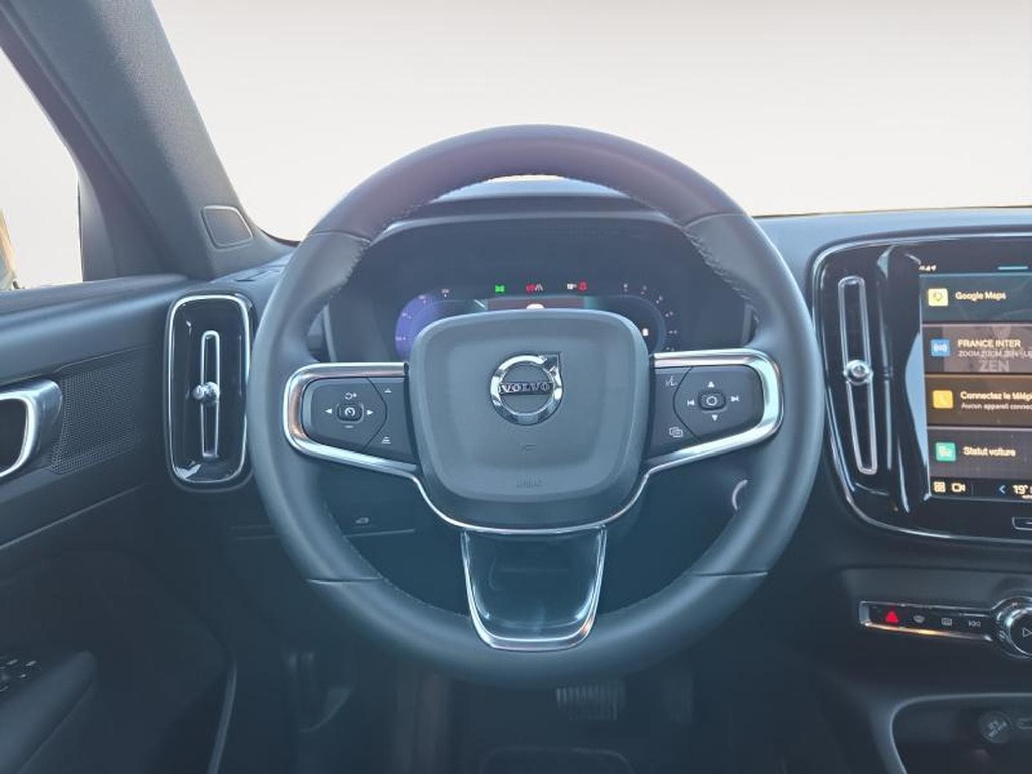 Volvo XC40 B3 Core / Essence (2023) - Foto 12