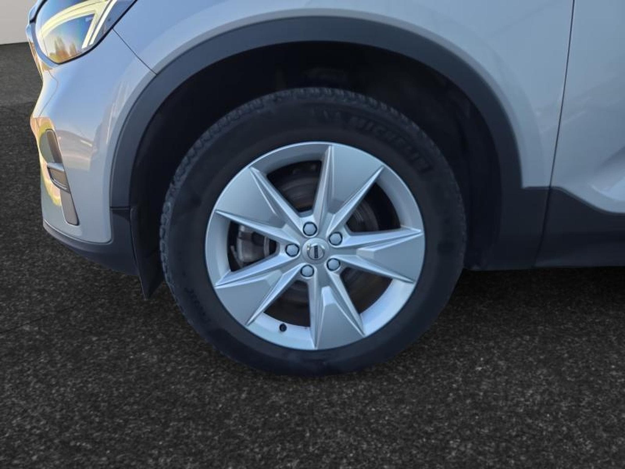 Volvo XC40 B3 Core / Essence (2023) - Foto 14