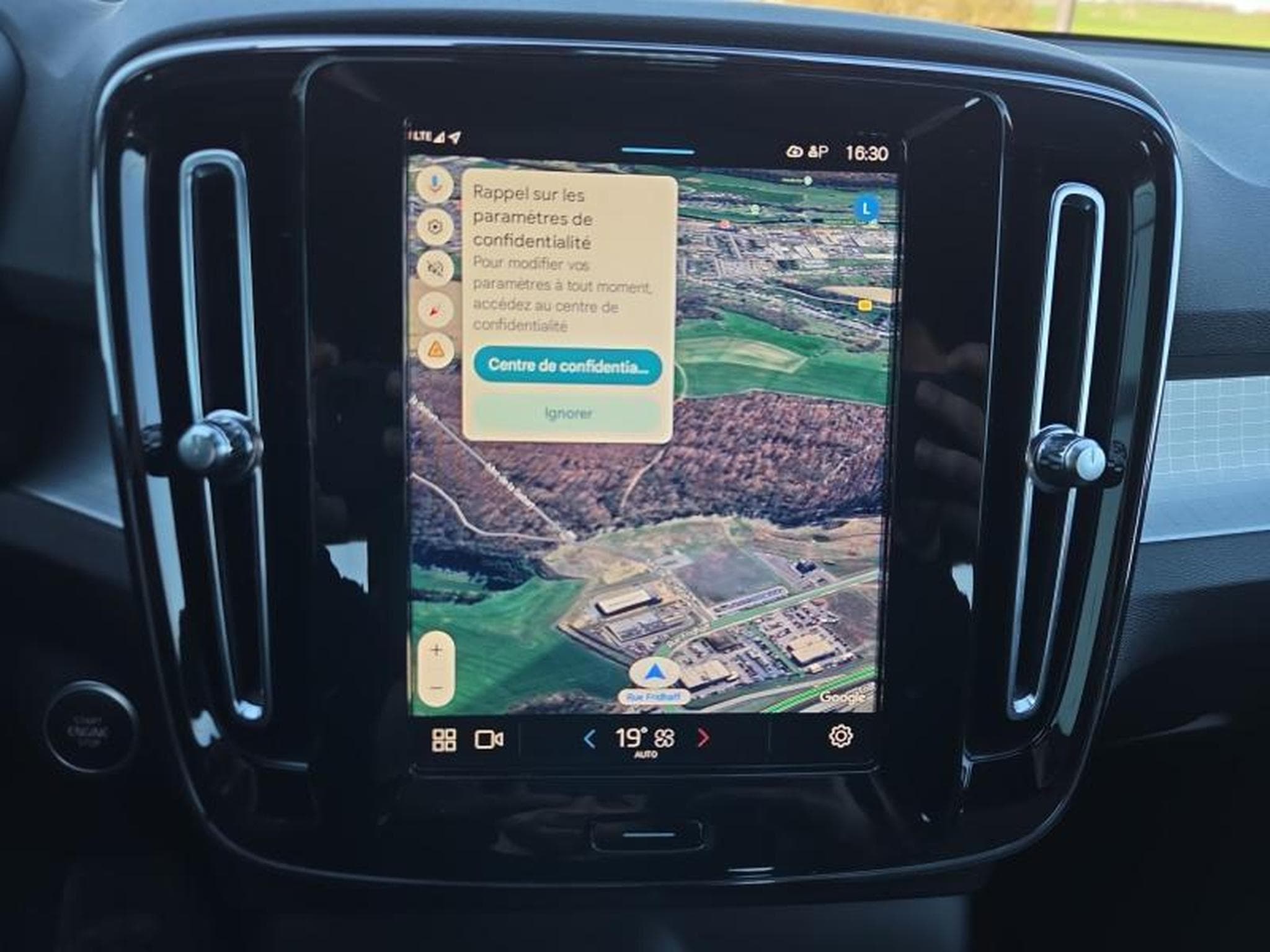 Volvo XC40 B3 Core / Essence (2023) - Foto 16