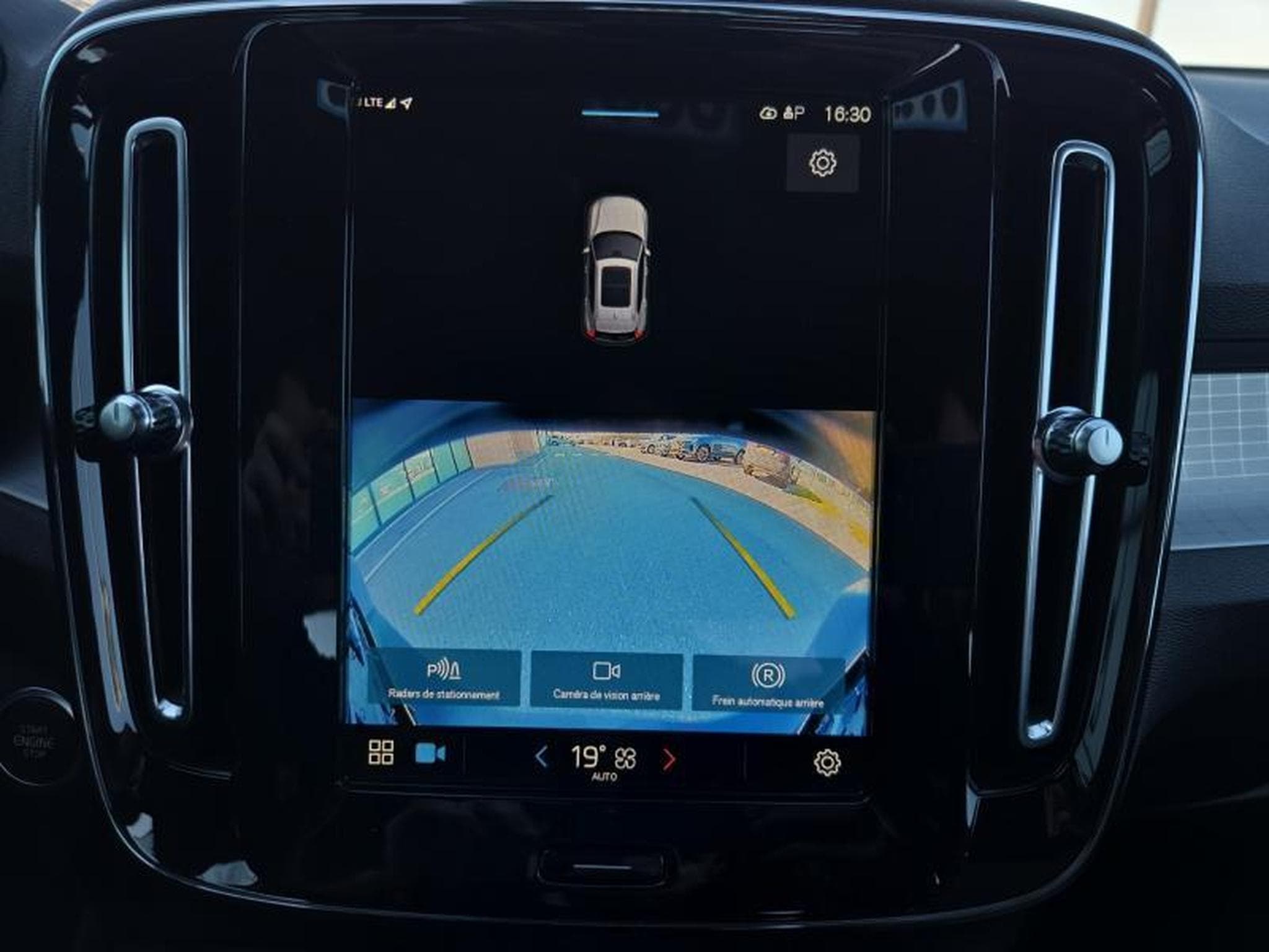 Volvo XC40 B3 Core / Essence (2023) - Foto 17