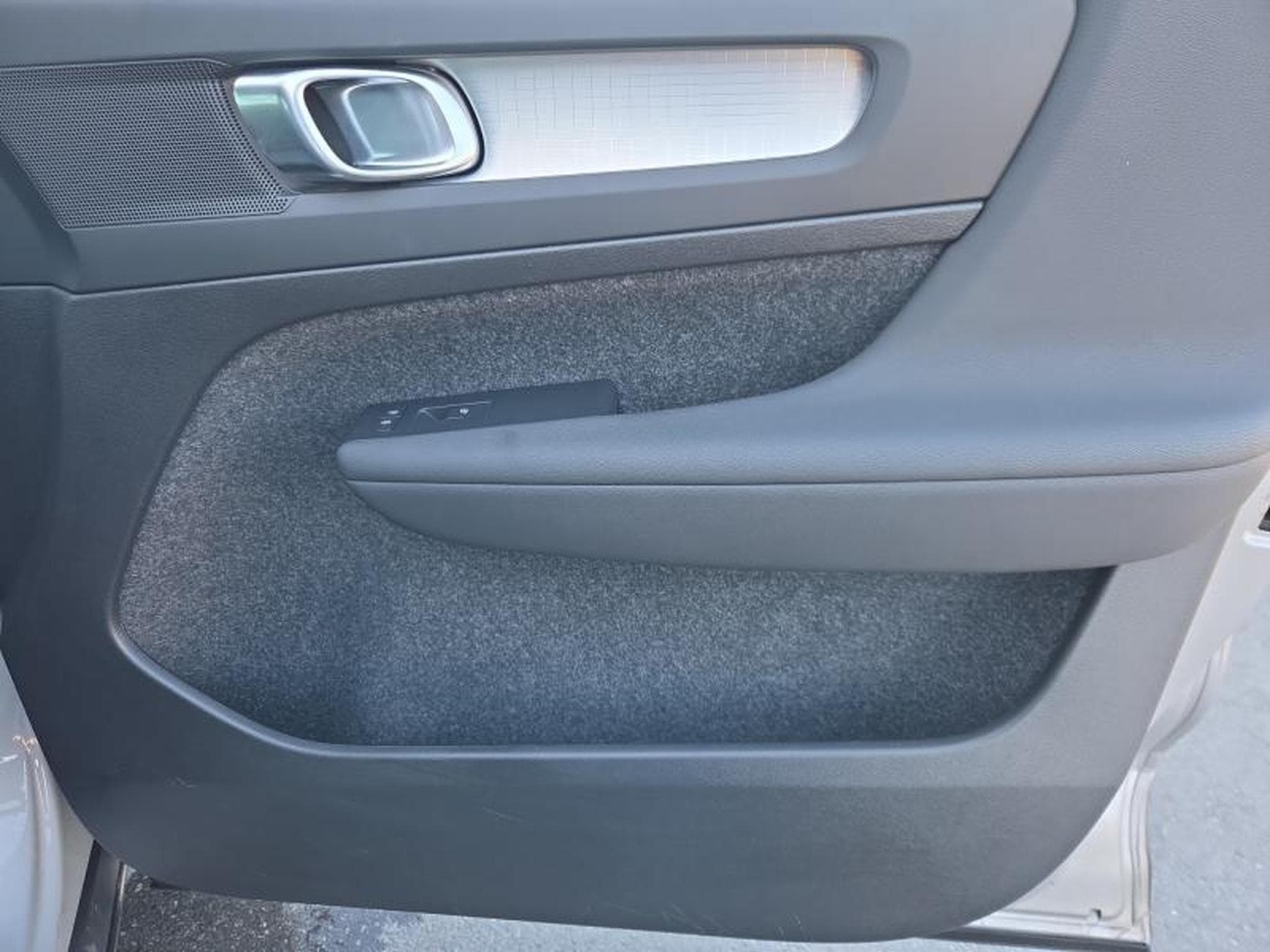 Volvo XC40 B3 Core / Essence (2023) - Foto 21