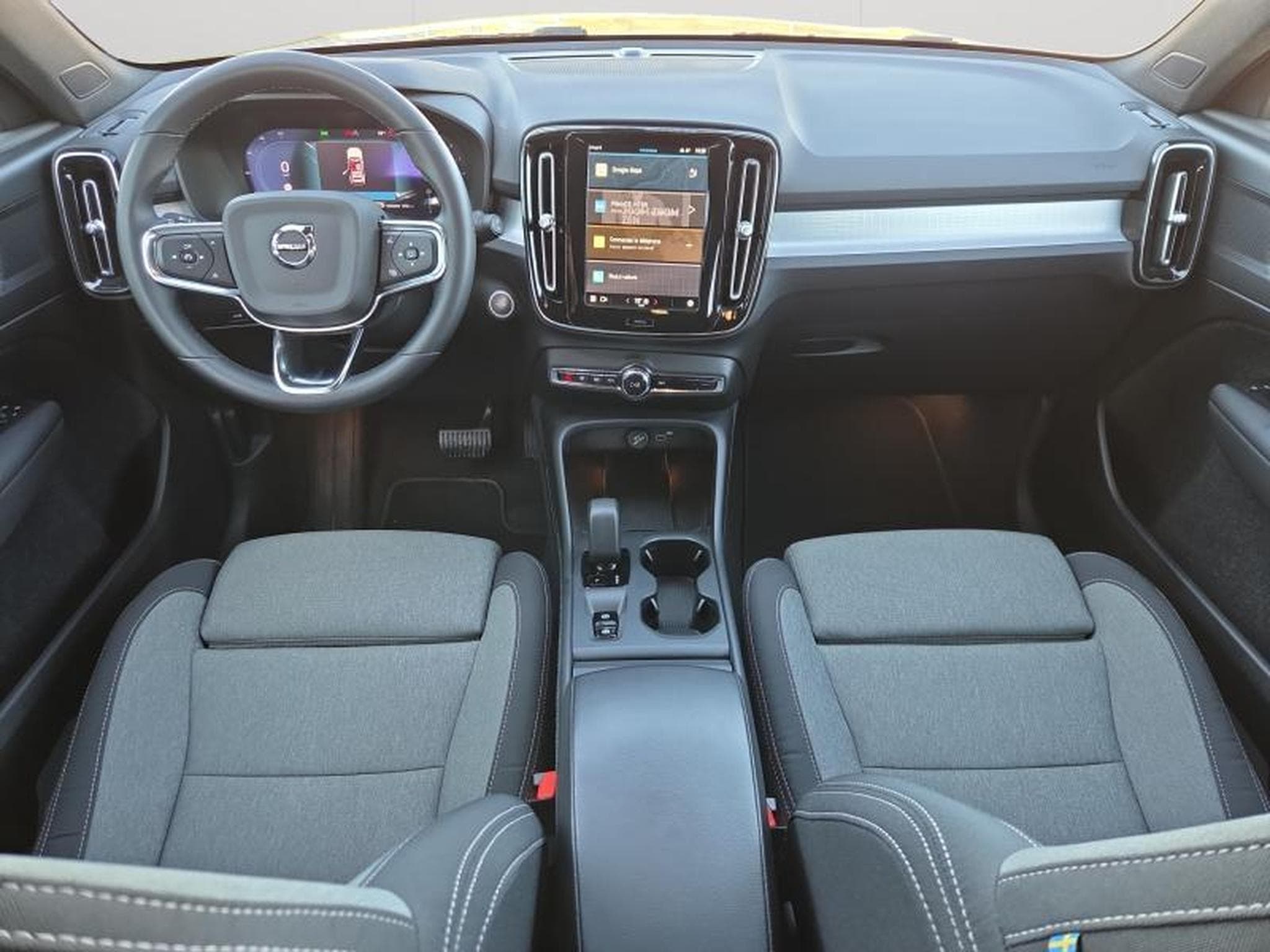 Volvo XC40 B3 Core / Essence (2023) - Foto 3