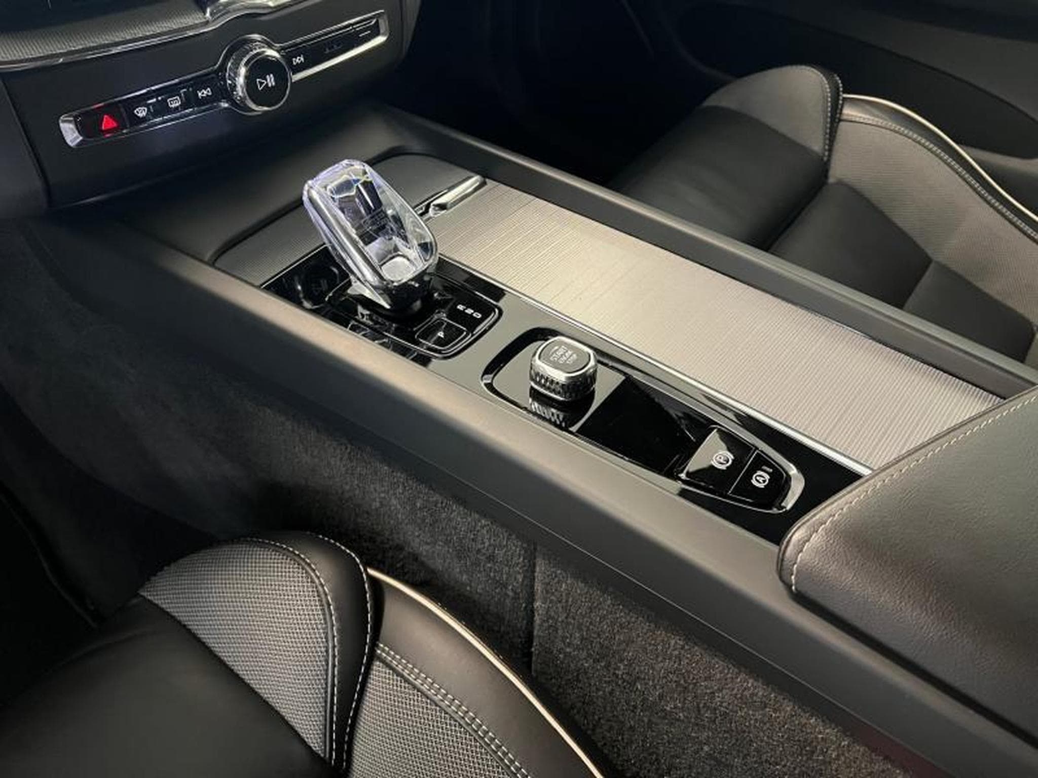 Volvo XC60 Plus Dark (2023) - Photo 8