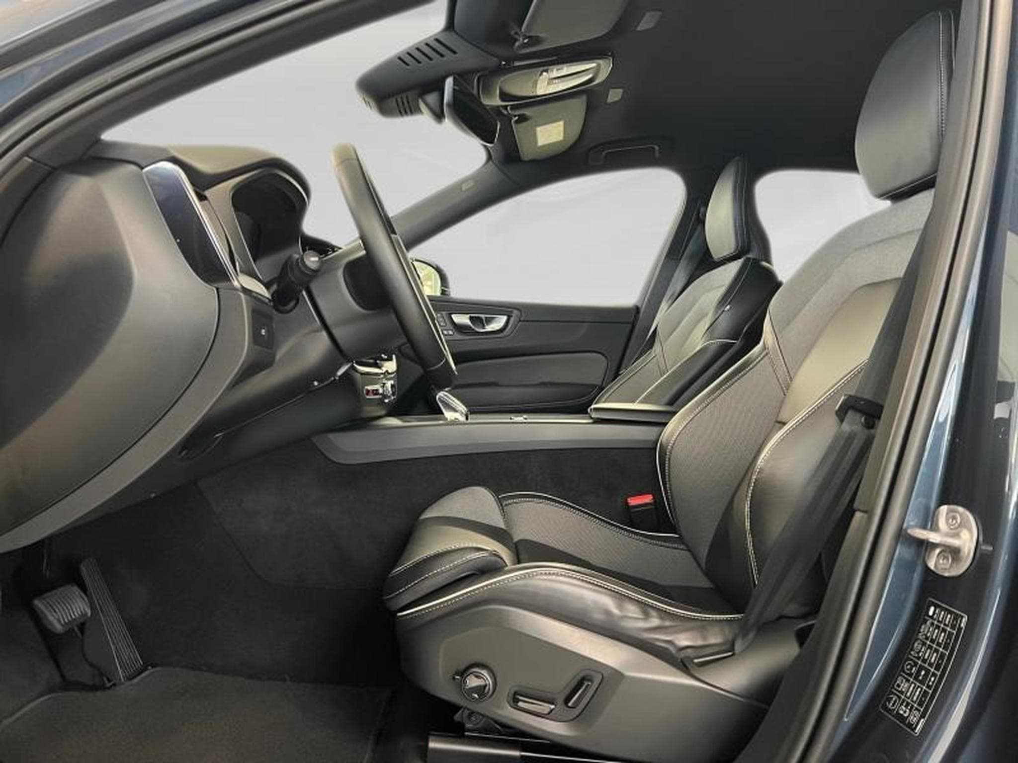 Volvo XC60 Plus Dark (2023) - Photo 9