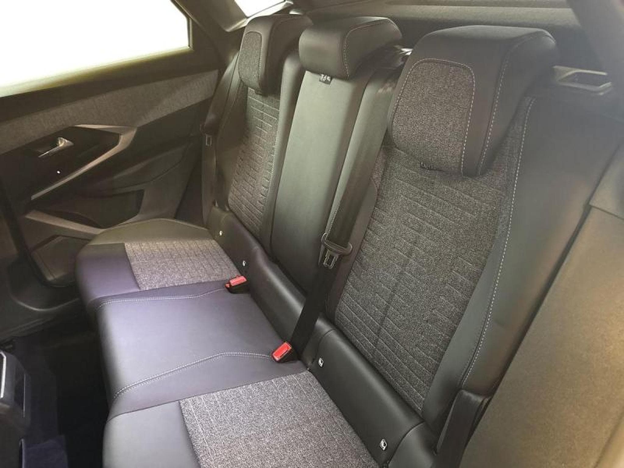 PEUGEOT 3008 1.2 Hybrid 145ch Allure e-DCS6 (2025) - Photo 5