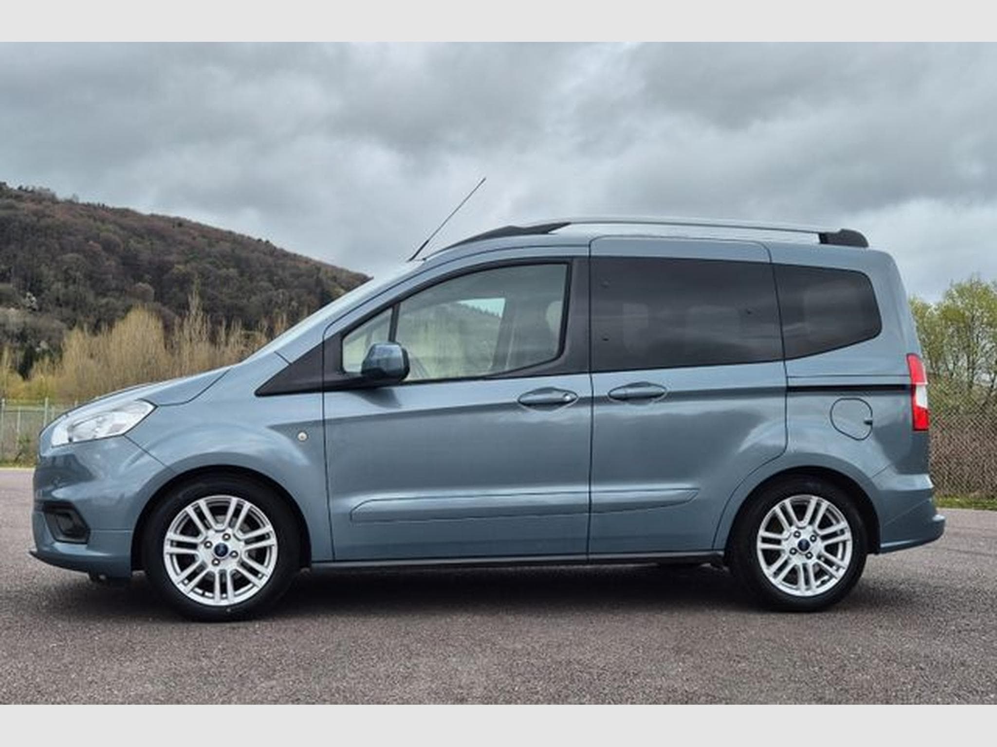 Ford Tourneo Tourneo Courier 1.5 TDCi Titanium, AHK. (2021) - Photo 2