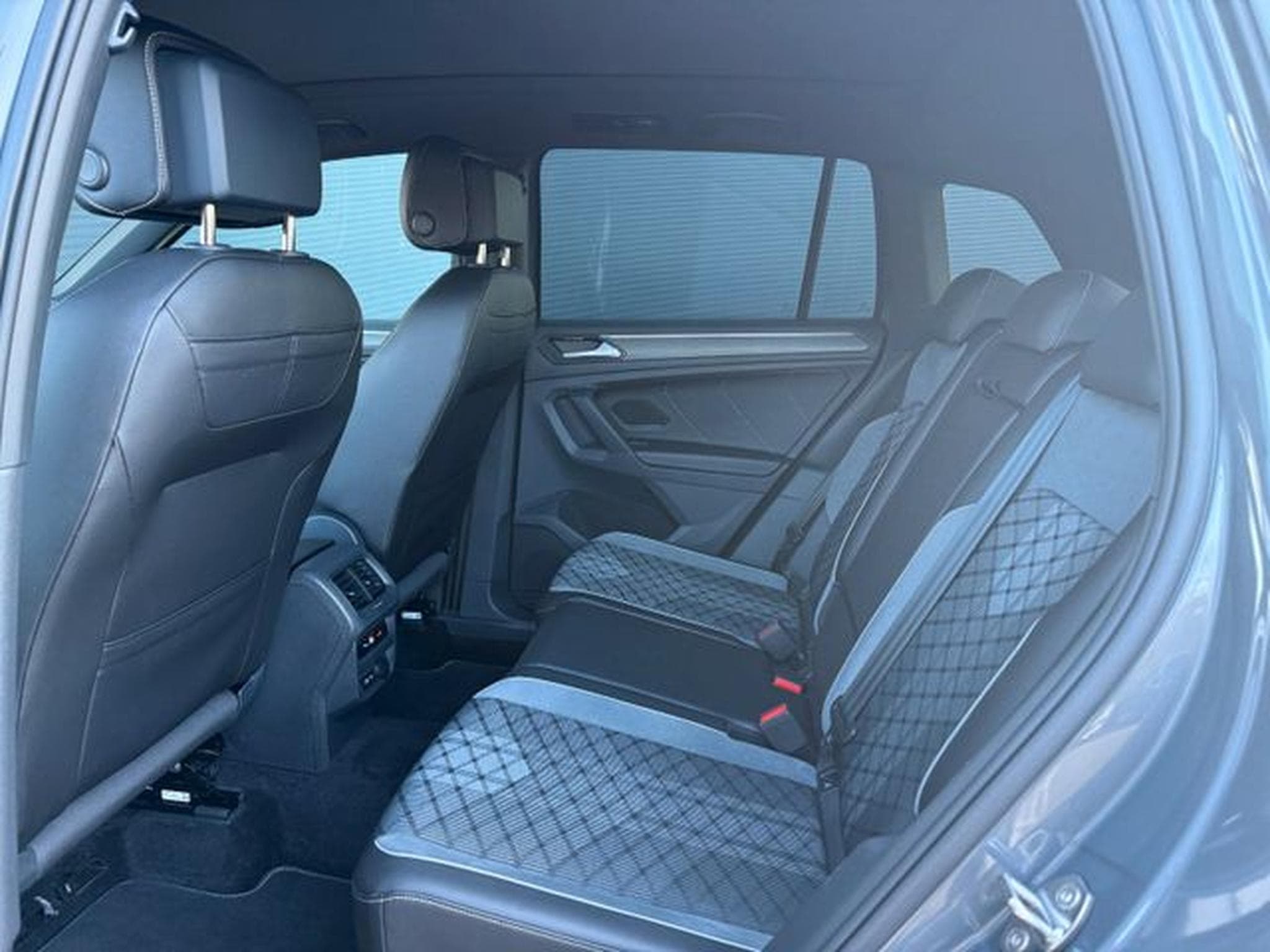 VW Tiguan Tiguan 2,0TDi R-Line 4Motion Pano 20" AHK DCC (2022) - Photo 11