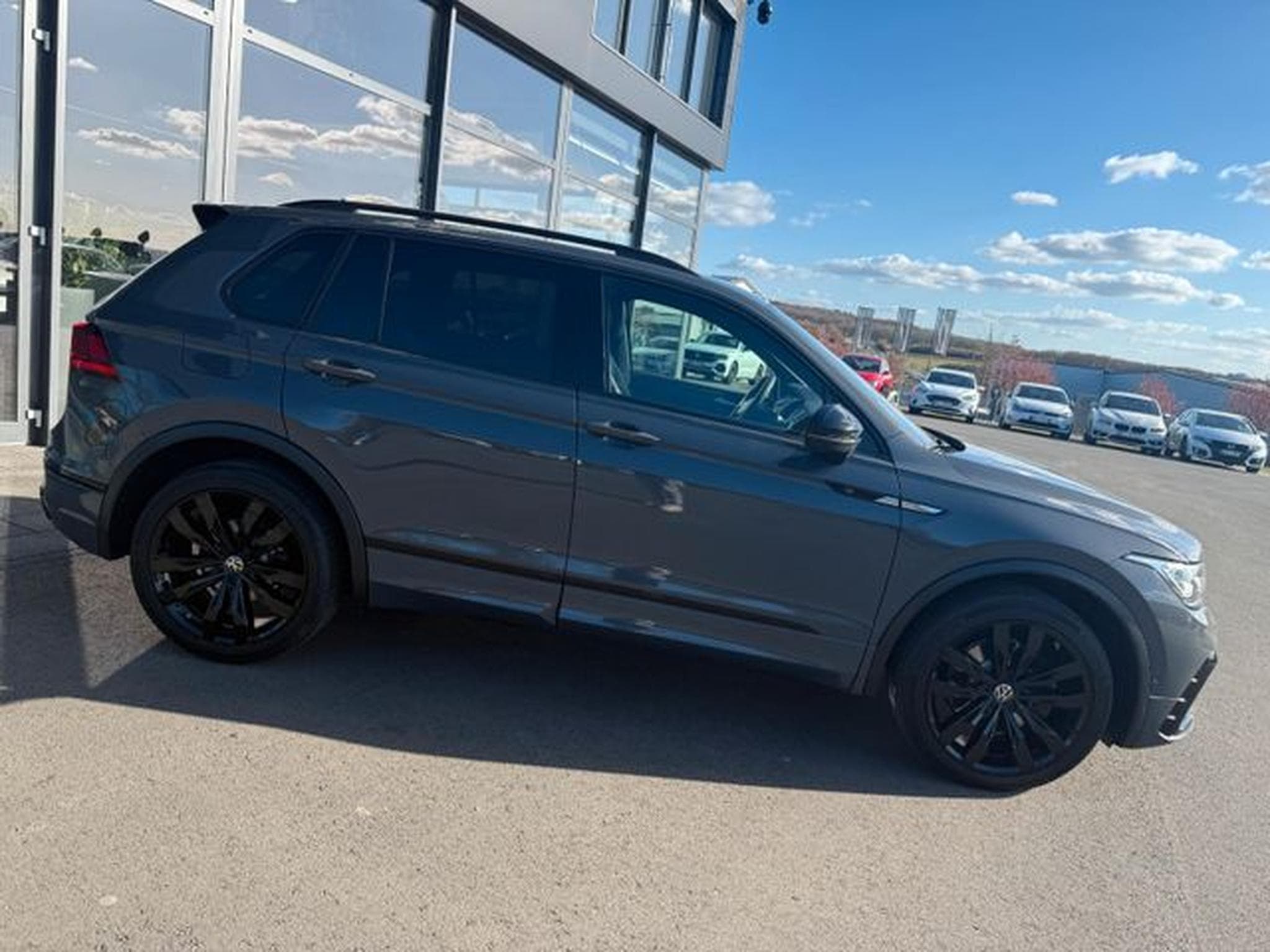 VW Tiguan Tiguan 2,0TDi R-Line 4Motion Pano 20" AHK DCC (2022) - Photo 4