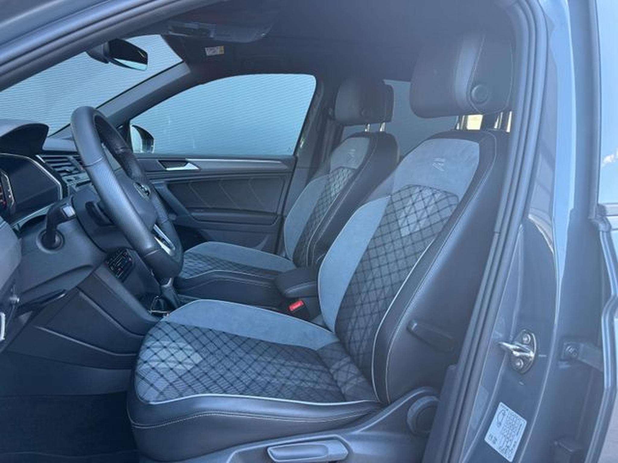 VW Tiguan Tiguan 2,0TDi R-Line 4Motion Pano 20" AHK DCC (2022) - Photo 9