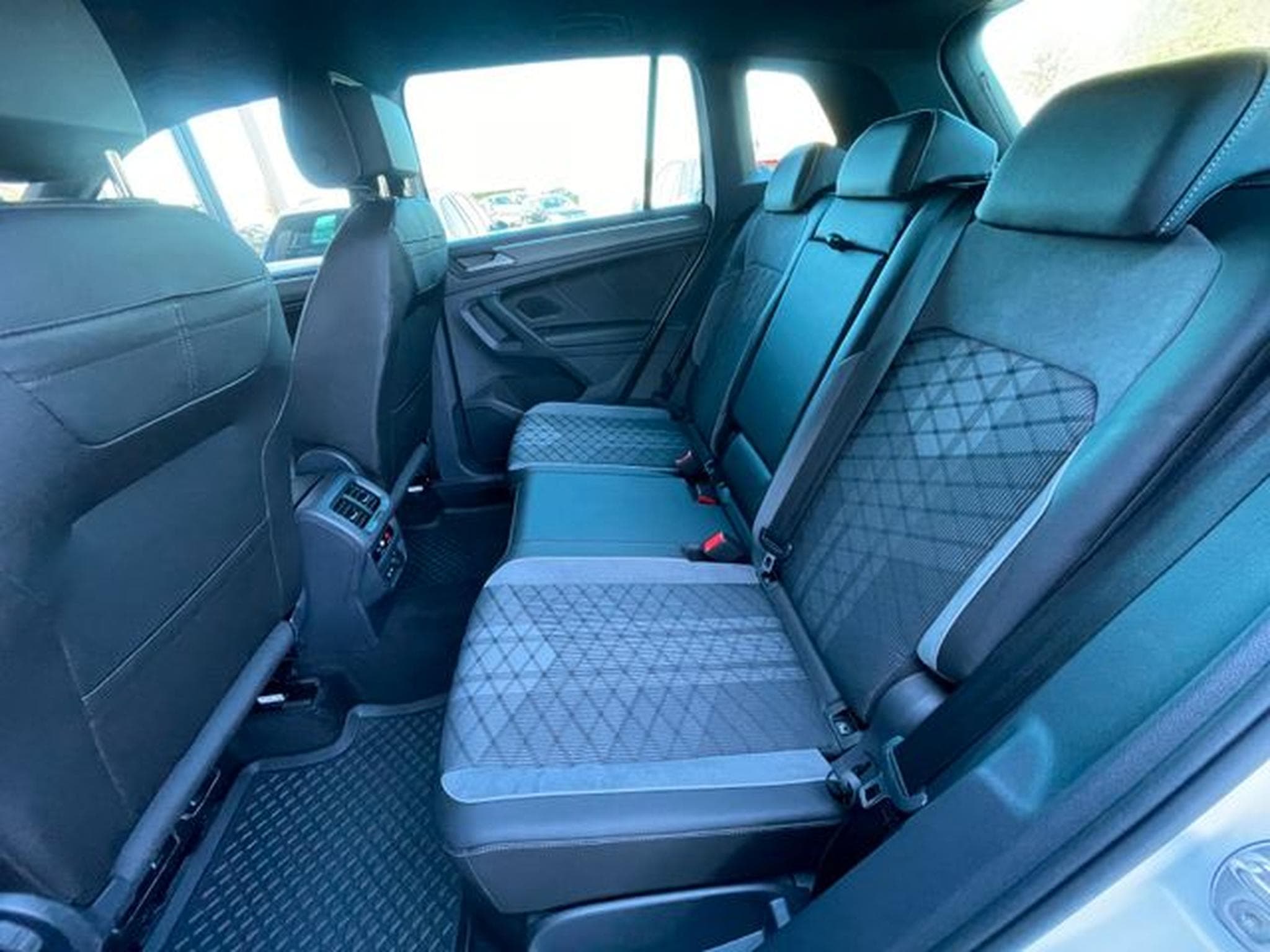 VW Tiguan Tiguan R-Line 4Motion AHK IQ H&amp;K DCC 20" (2023) - Photo 15