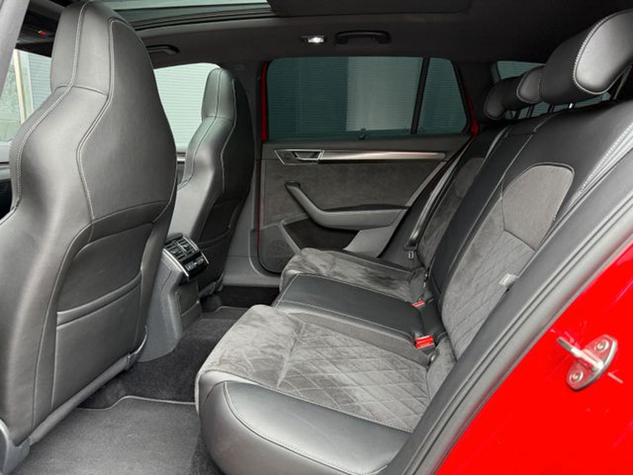 Skoda Superb Superb 2.0TSI Sportline 4x4 Pano 19" AHK Canton (2020) - Photo 11