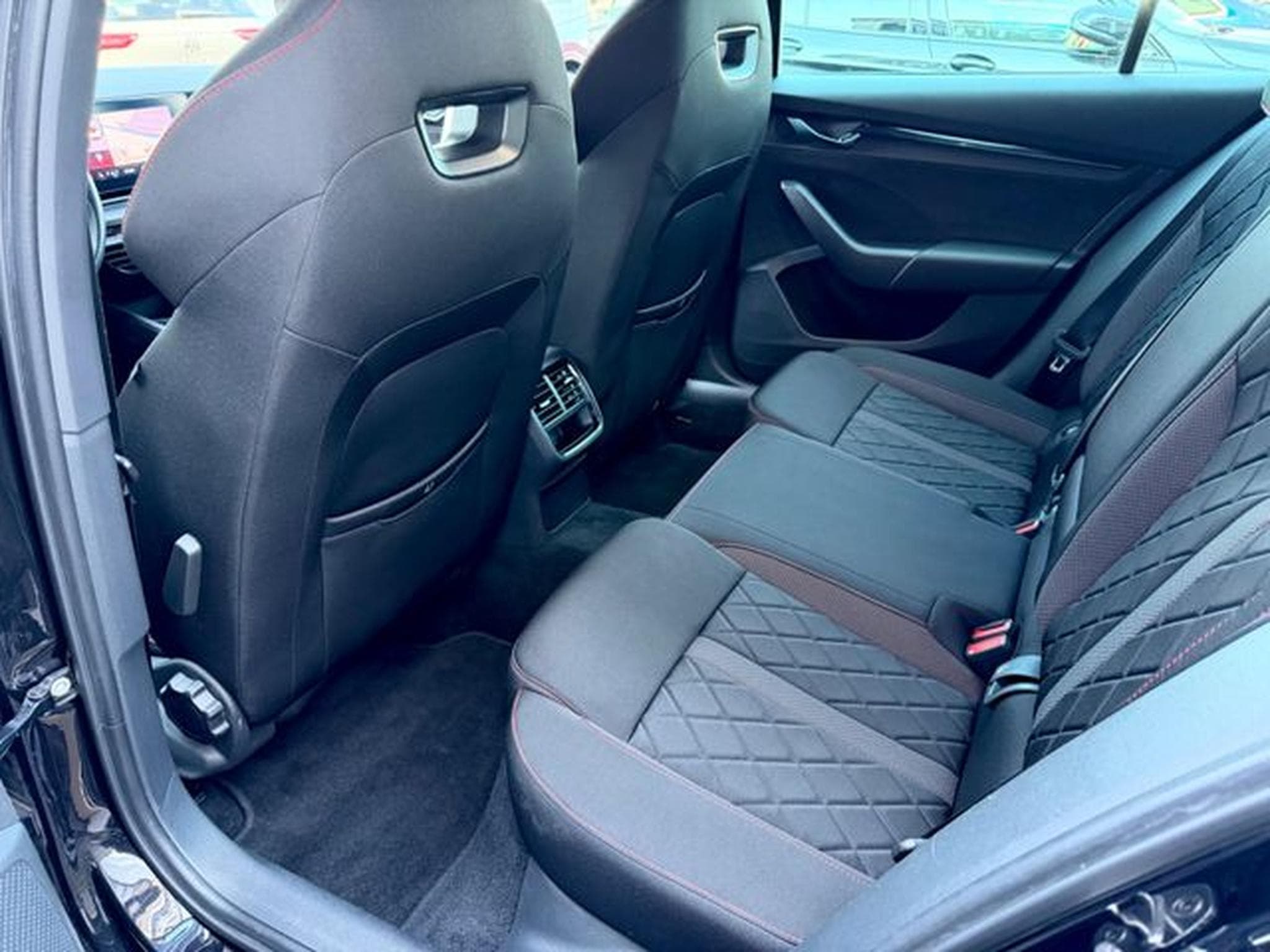 Skoda Octavia Octavia Combi RS 2.0 TDI DSG 4x4 /LED/ACC/AHK/ (2021) - Photo 14