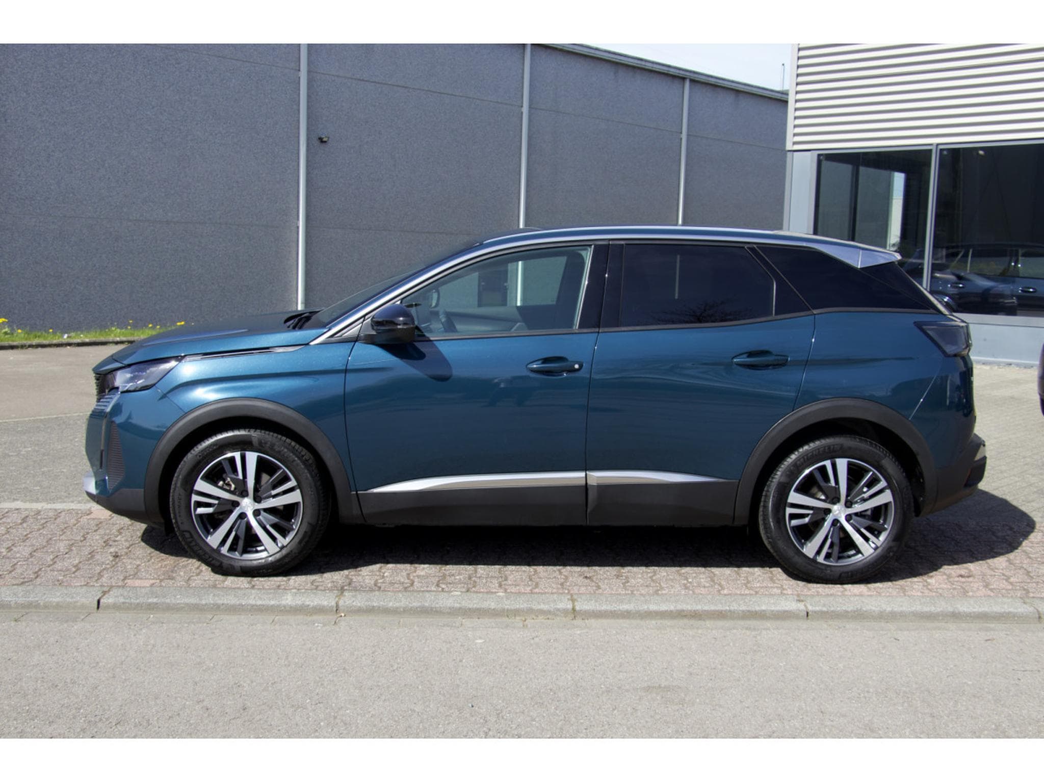 Peugeot 3008 PureTech 130 EAT8 Allure (2024) - Photo 2