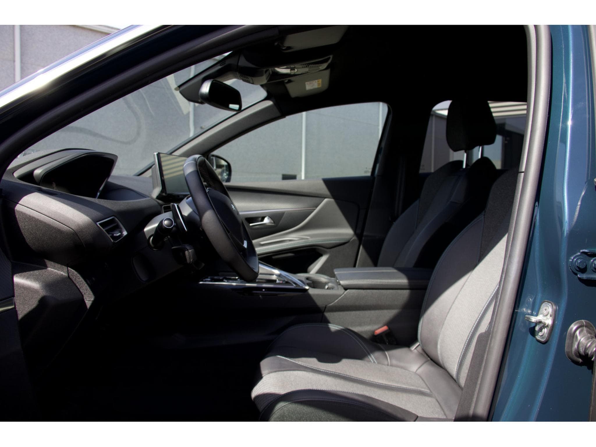 Peugeot 3008 PureTech 130 EAT8 Allure (2024) - Photo 6