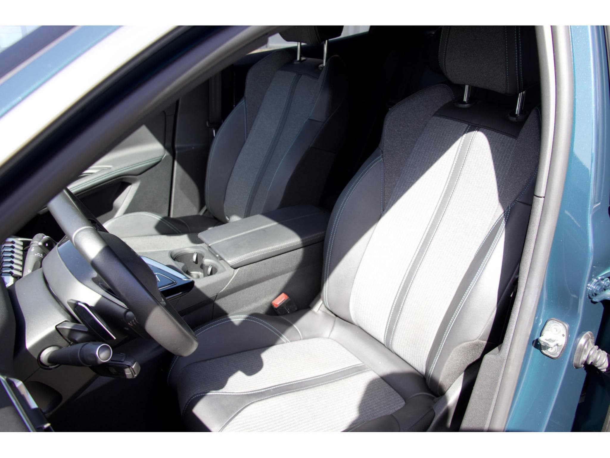 Peugeot 3008 PureTech 130 EAT8 Allure (2024) - Photo 7