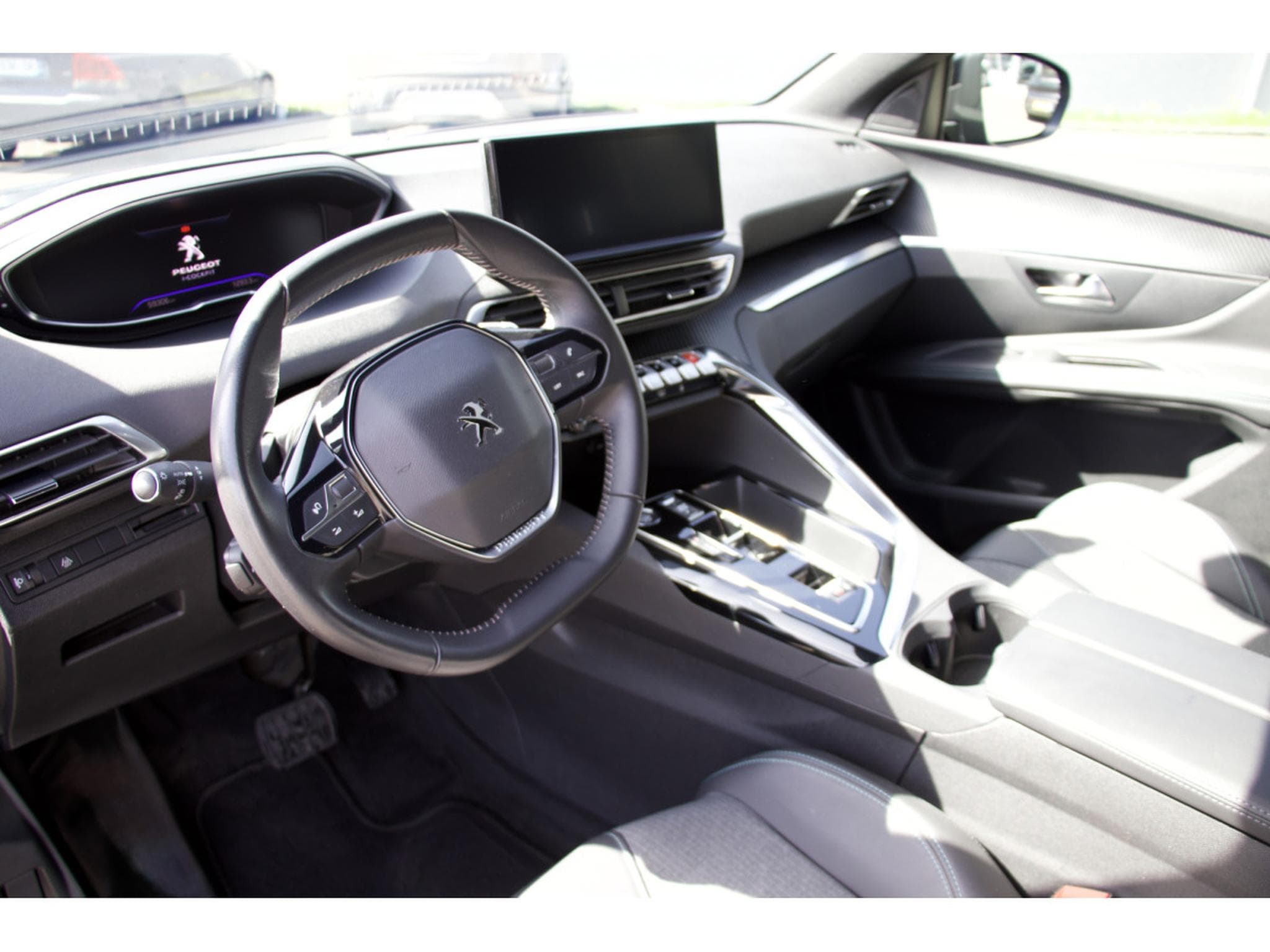 Peugeot 3008 PureTech 130 EAT8 Allure (2024) - Photo 8