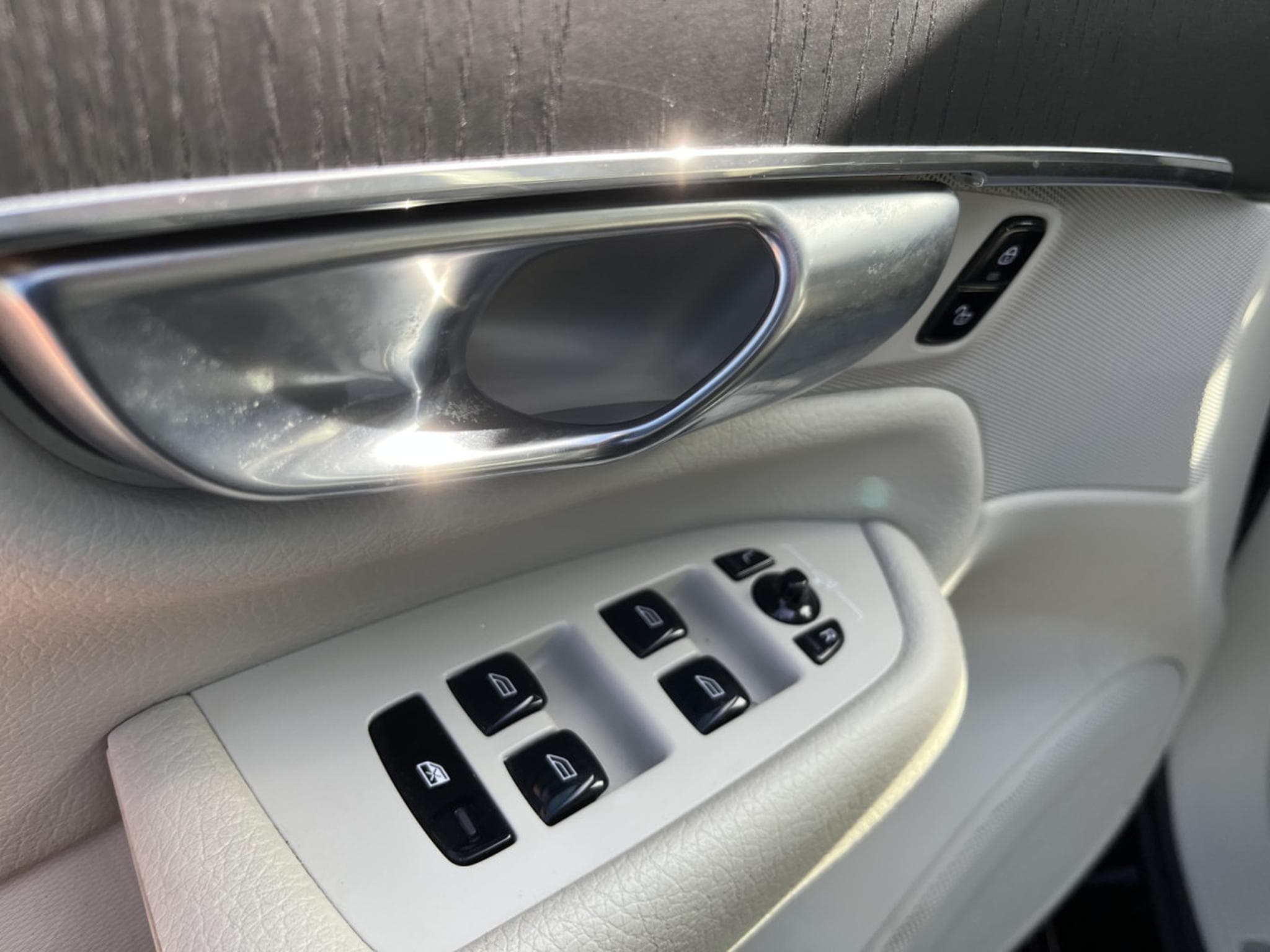 Volvo XC90 T8 AWD Recharge PHEV Momentum 7 Places Panorama (2021) - Photo 19