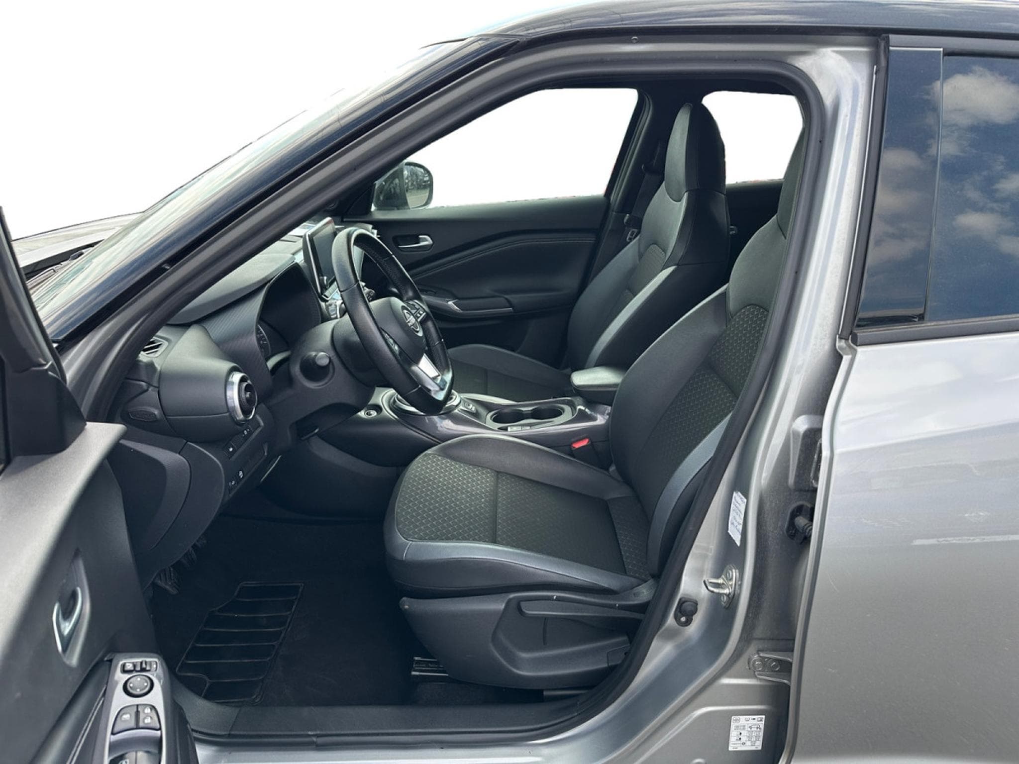 Nissan Juke 1.0 DIG-T N-DESIGN ENIGMA BLACK (2023) - Foto 7