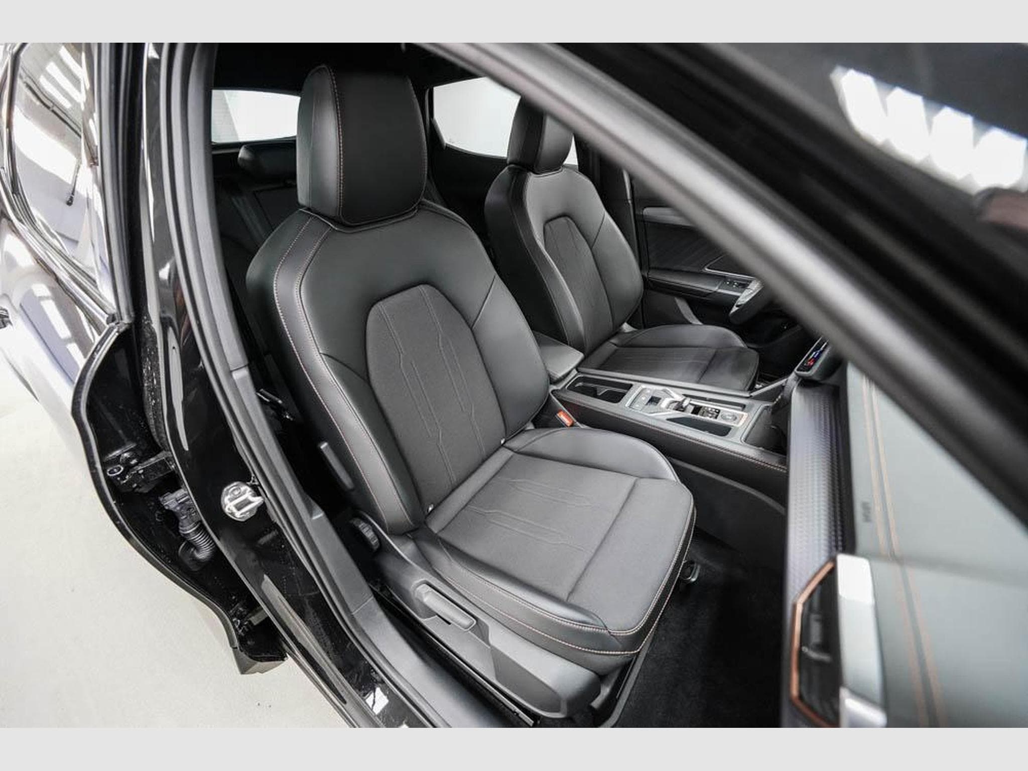 Cupra Formentor 1,5 eTSI DSG (2026) - Photo 22