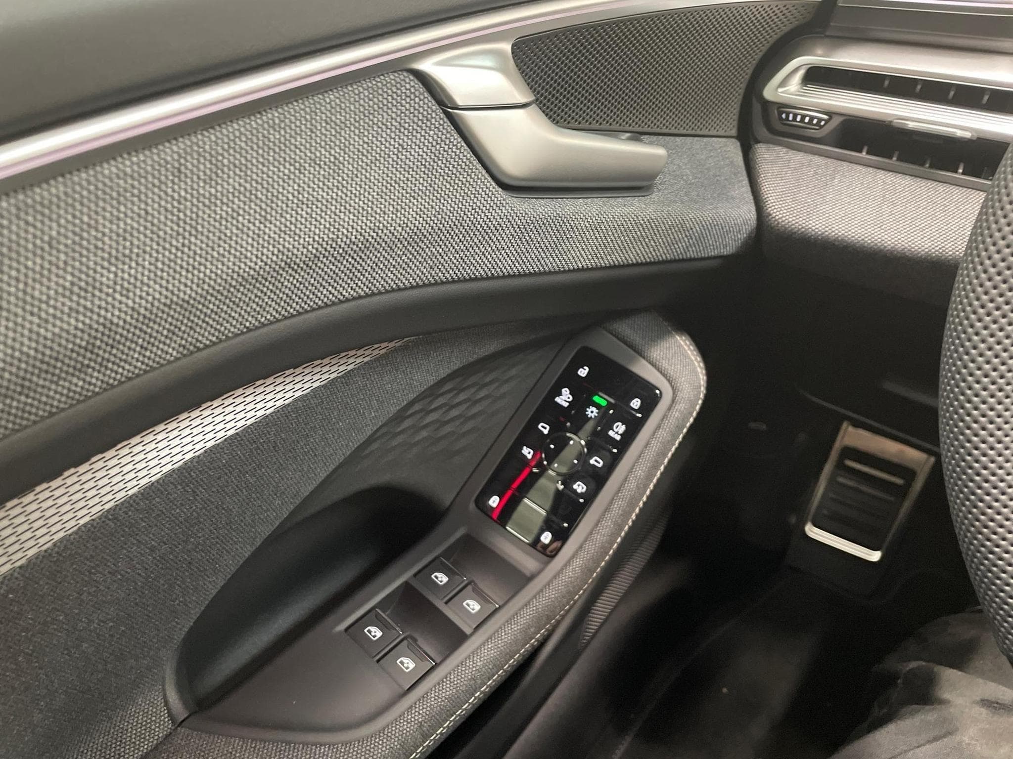 Audi A6 Avant S-Line 2.0 (2025) - Photo 18