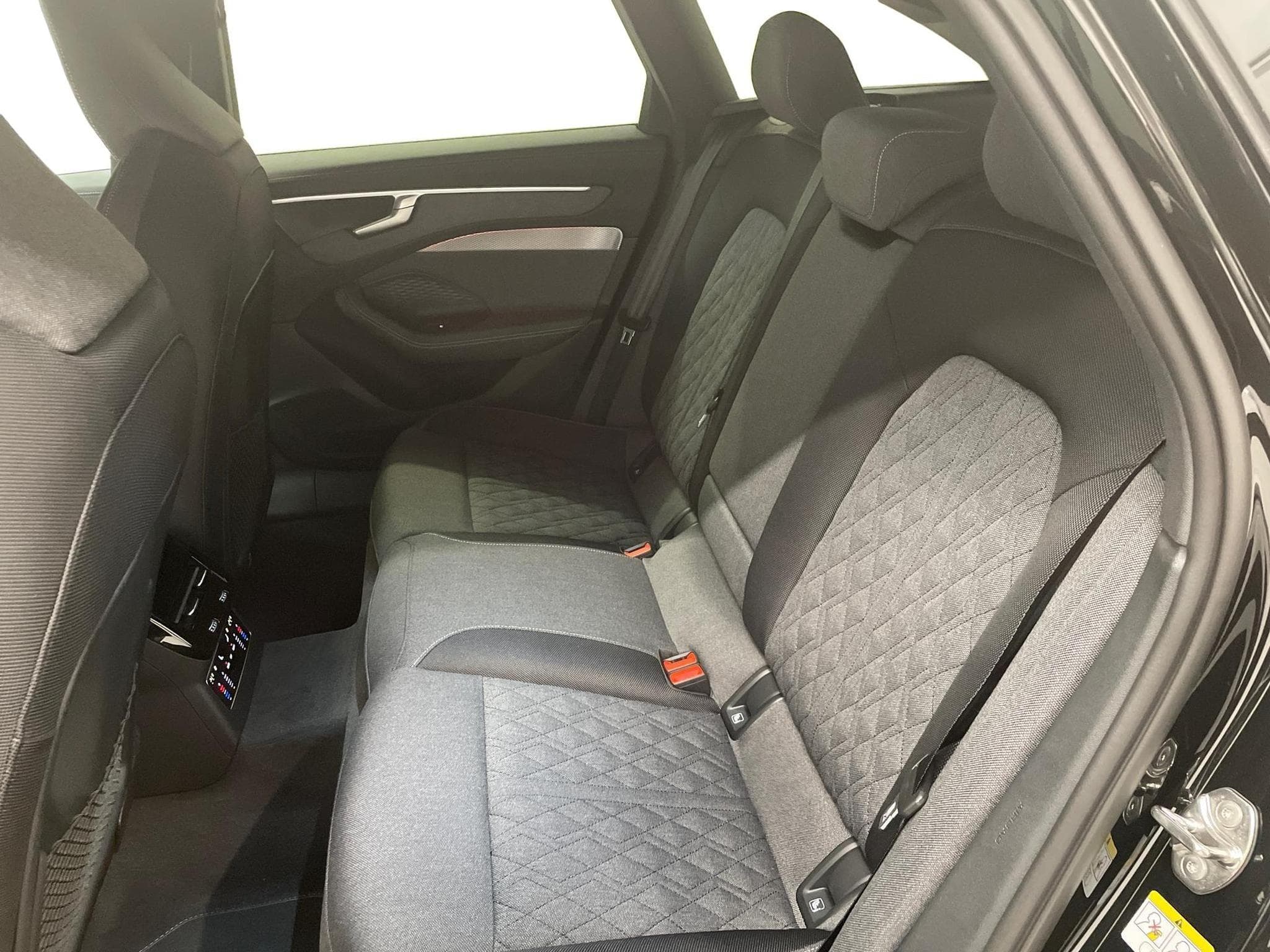 Audi A6 Avant S-Line 2.0 (2025) - Photo 21