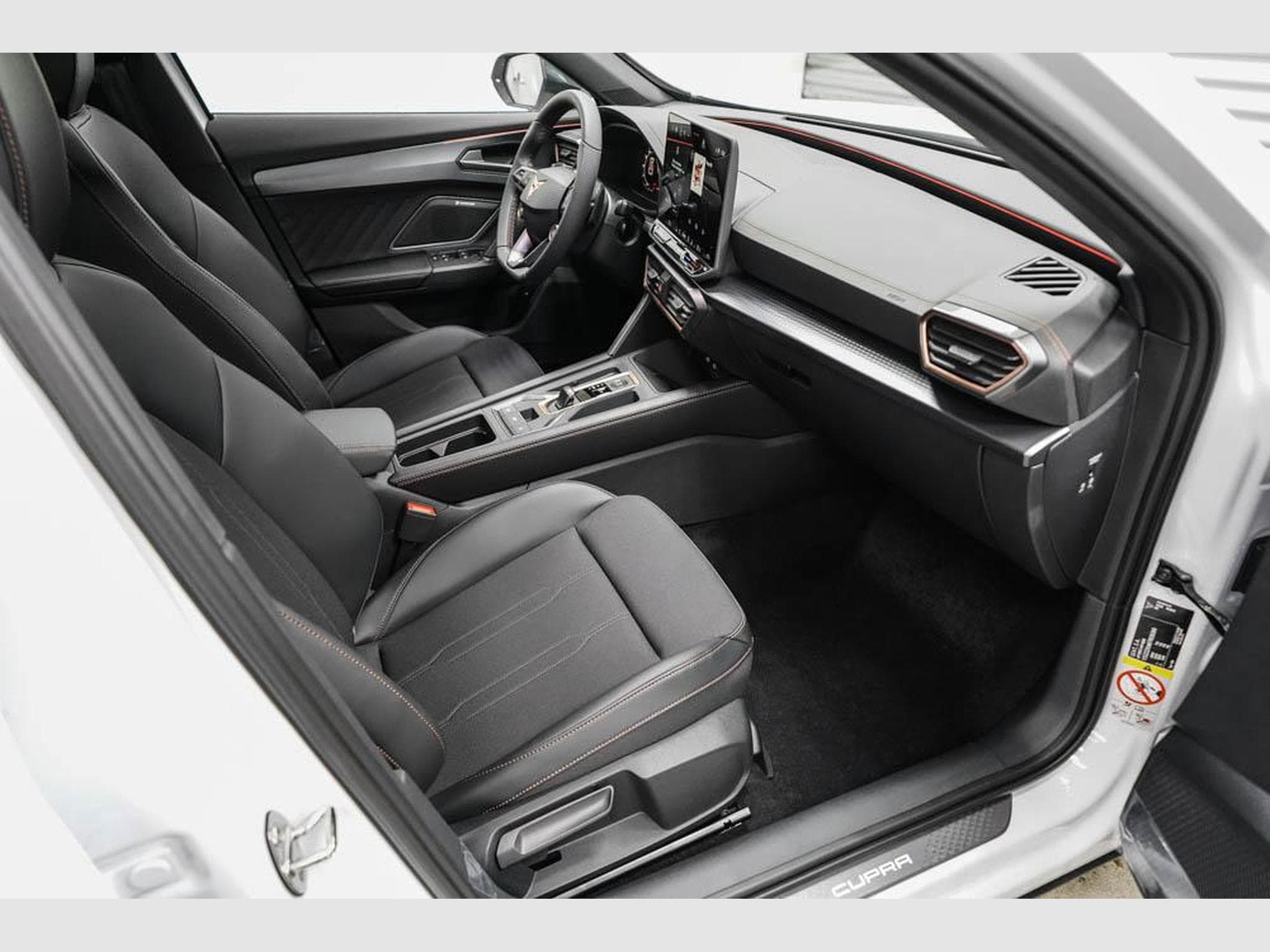 Cupra Formentor 1,5 eTSI DSG (2025) - Photo 21