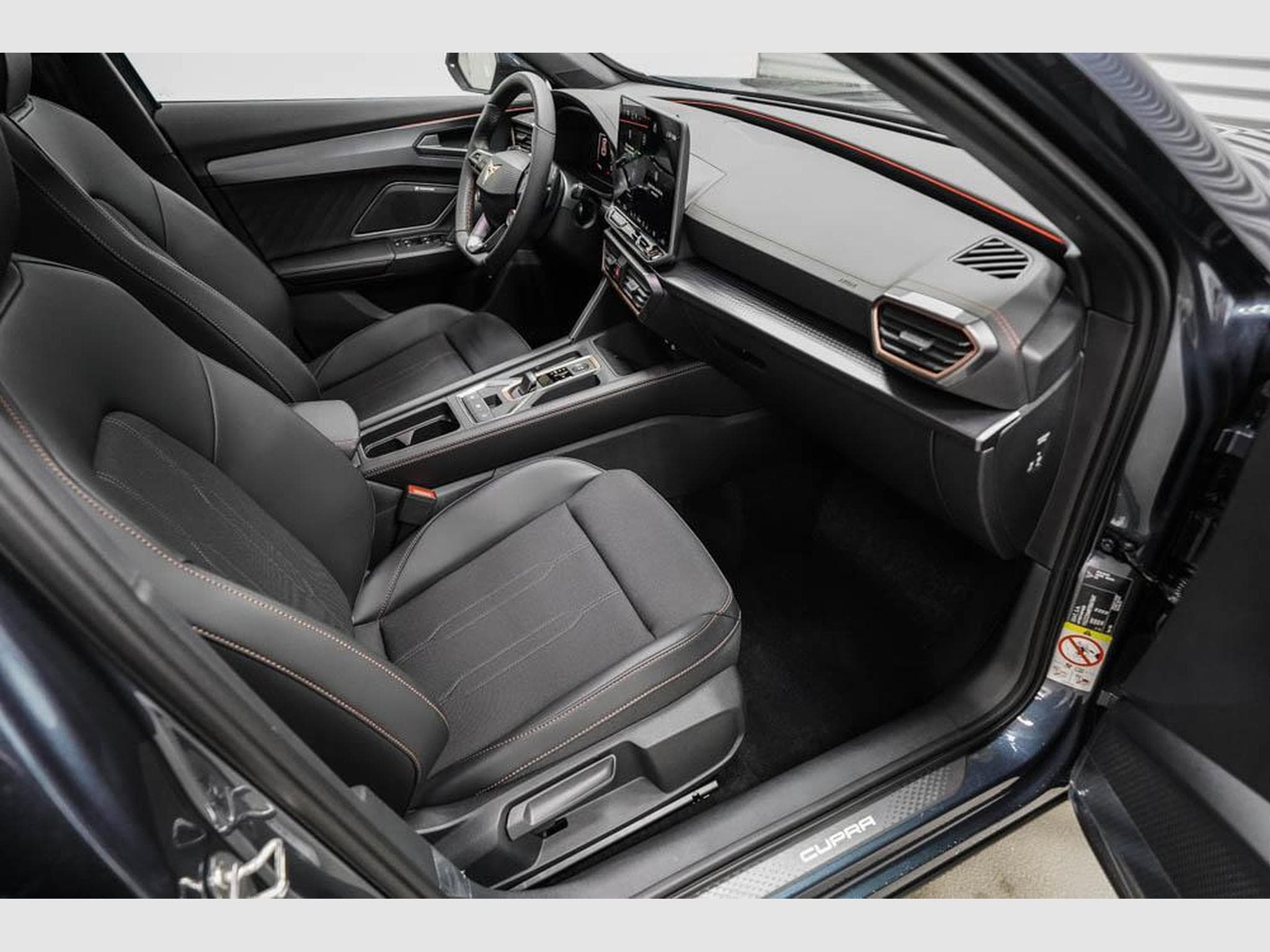 Cupra Formentor 1,5 eTSI DSG (2026) - Photo 21