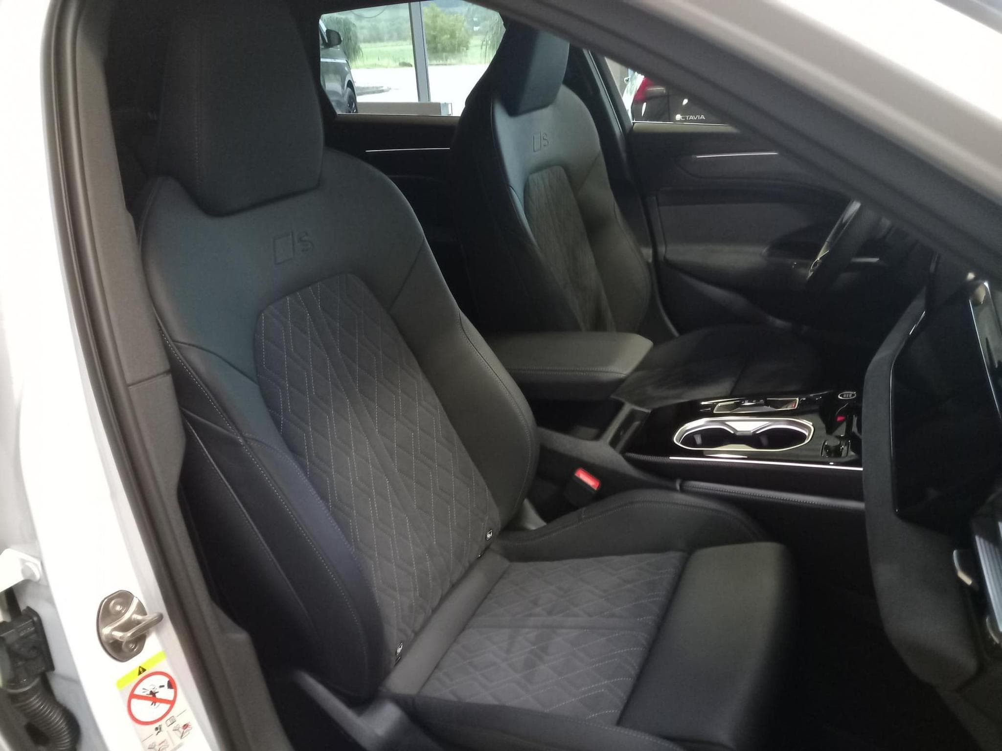 Audi A6 Avant S line (2025) - Photo 8