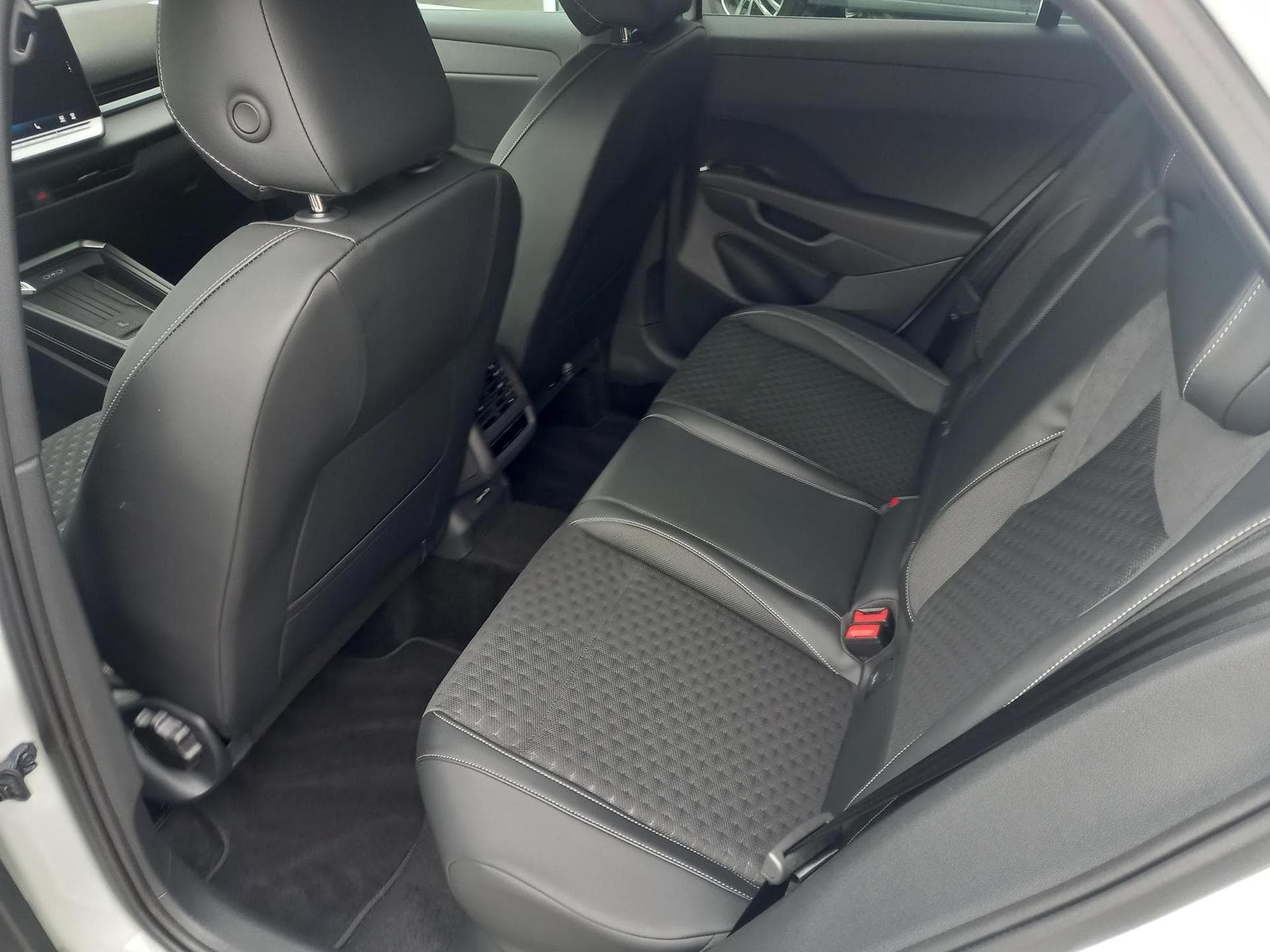 VW T-Roc R-Line 1.5 eTSI (2026) - Foto 3