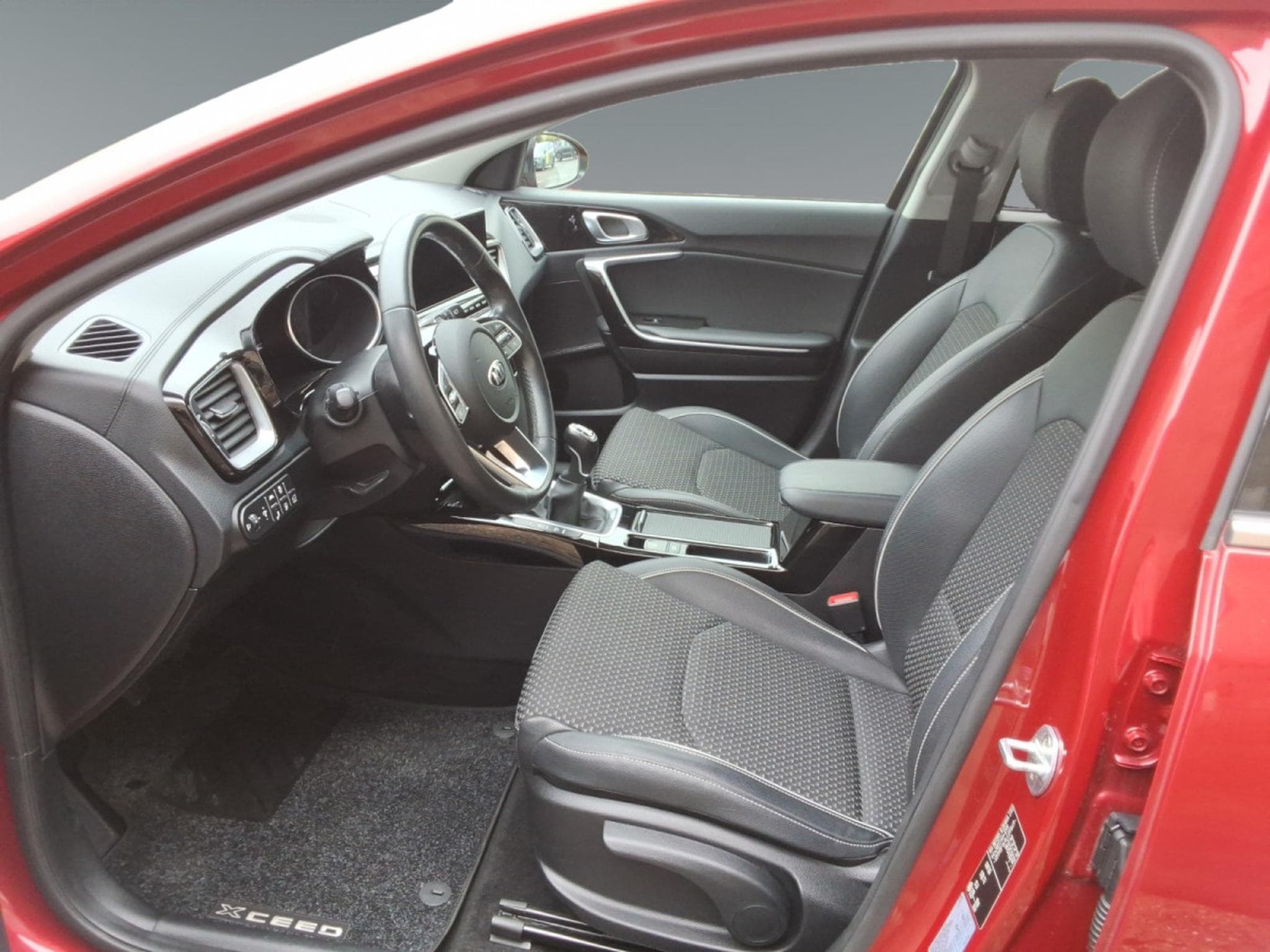 Kia XCeed More (UVO) 1.4 T ISG (2020) - Photo 9